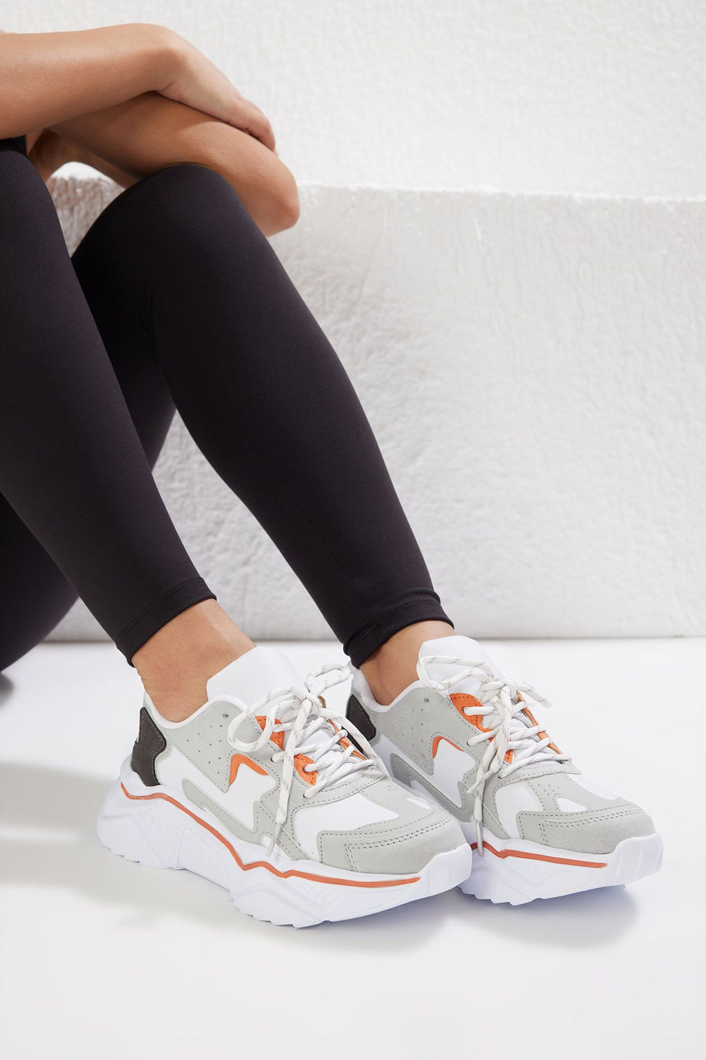 Trendyol Shoes Gri Kontrast Renk Bloklu Kad?n Kal?n Taban Spor Ayakkab? TAKSS25SN00002 - Trendyolmilla фото 3