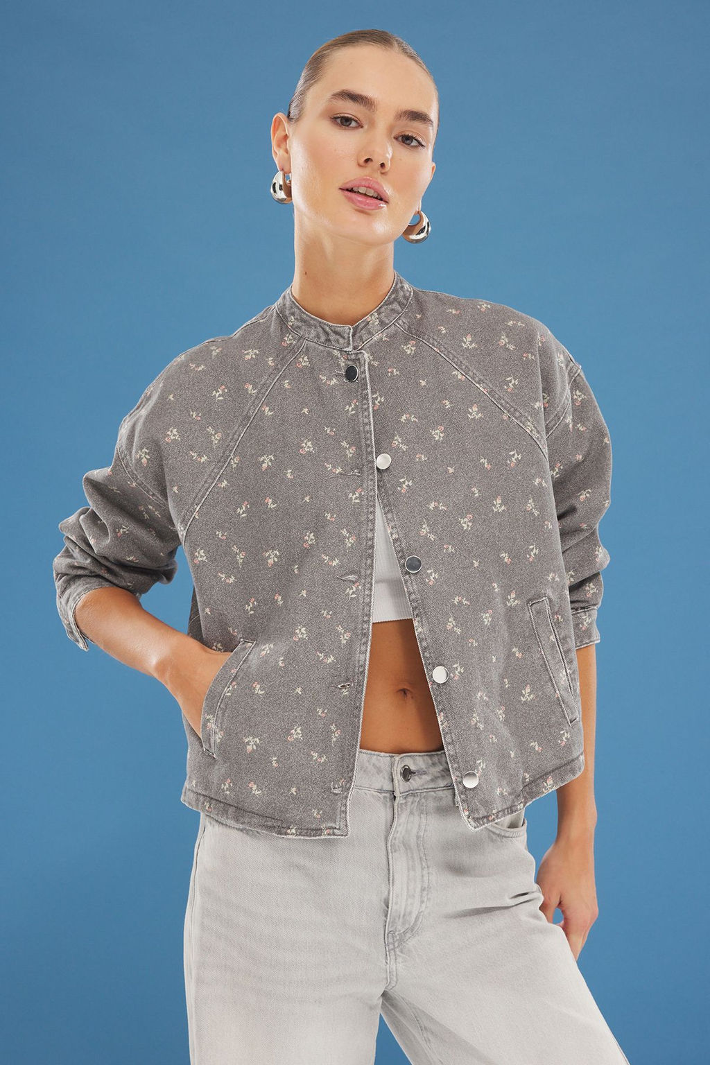 Gri Cicek Desenli Oversize Denim Bomber Ceket TWOSS25CE00042