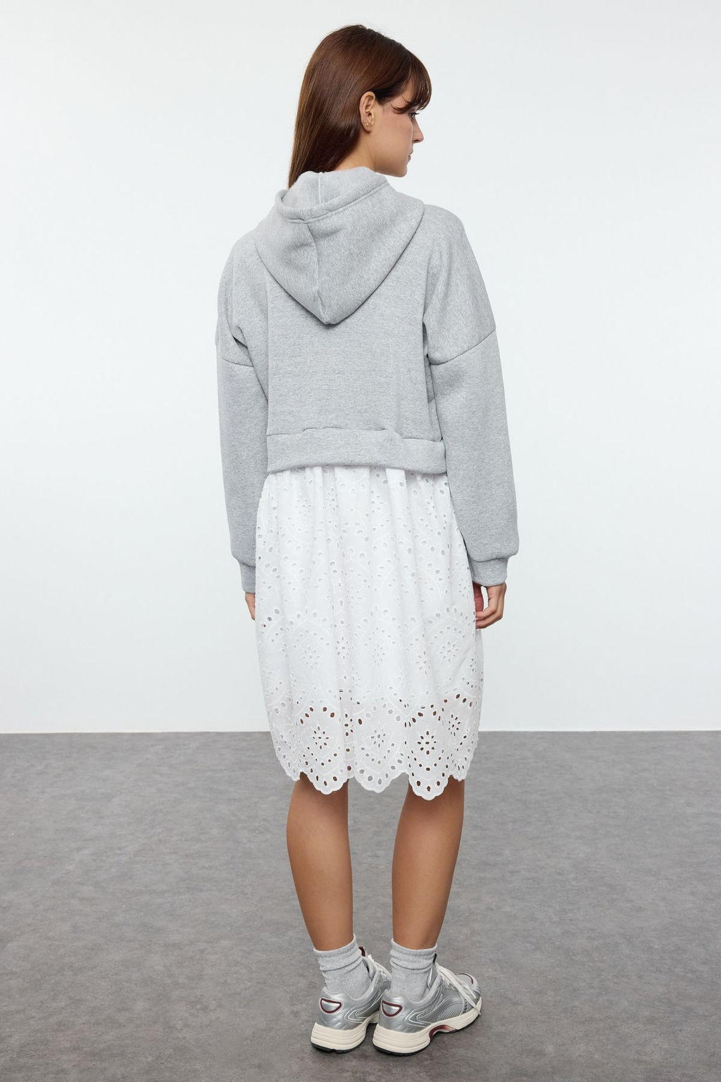 TRENDYOLMILLA Gri Melanj Kapusonlu Fermuarl? Renk Bloklu Brode Detayl? Mini Orme Elbise TWOAW25EL00510  фото 5