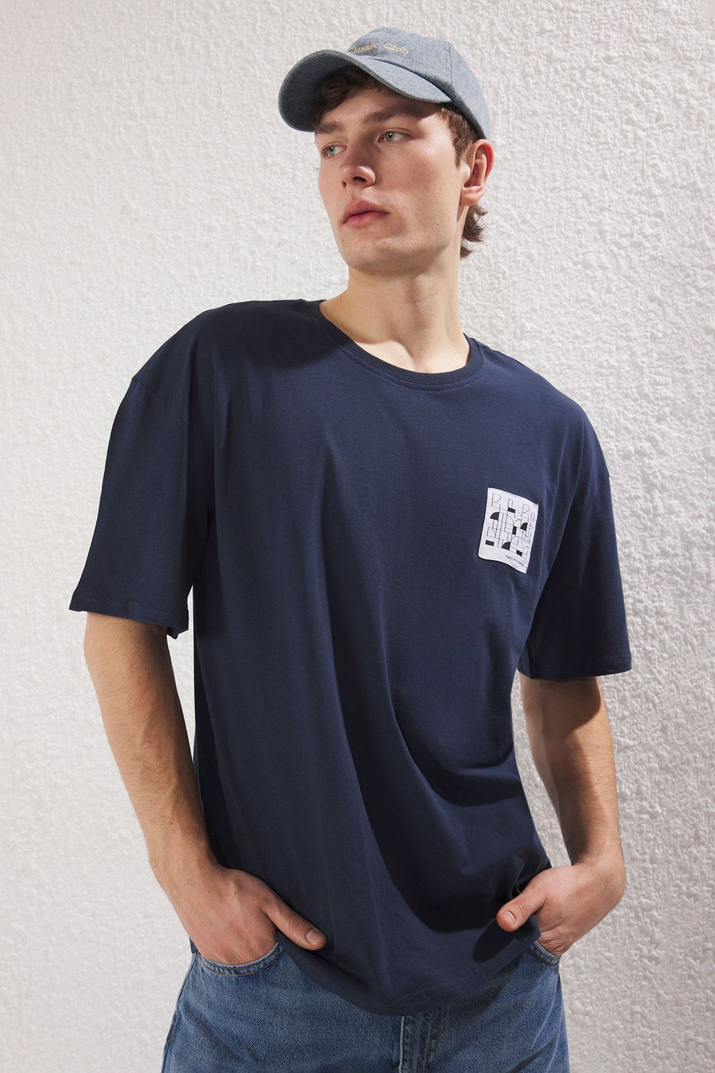 TRENDYOL MAN Beyaz Oversize/Genis Kesim Kabar?k S?rt Bask?l? %100 Pamuk T-Shirt TMNSS25TS00082 - Trendyolmilla фото 2
