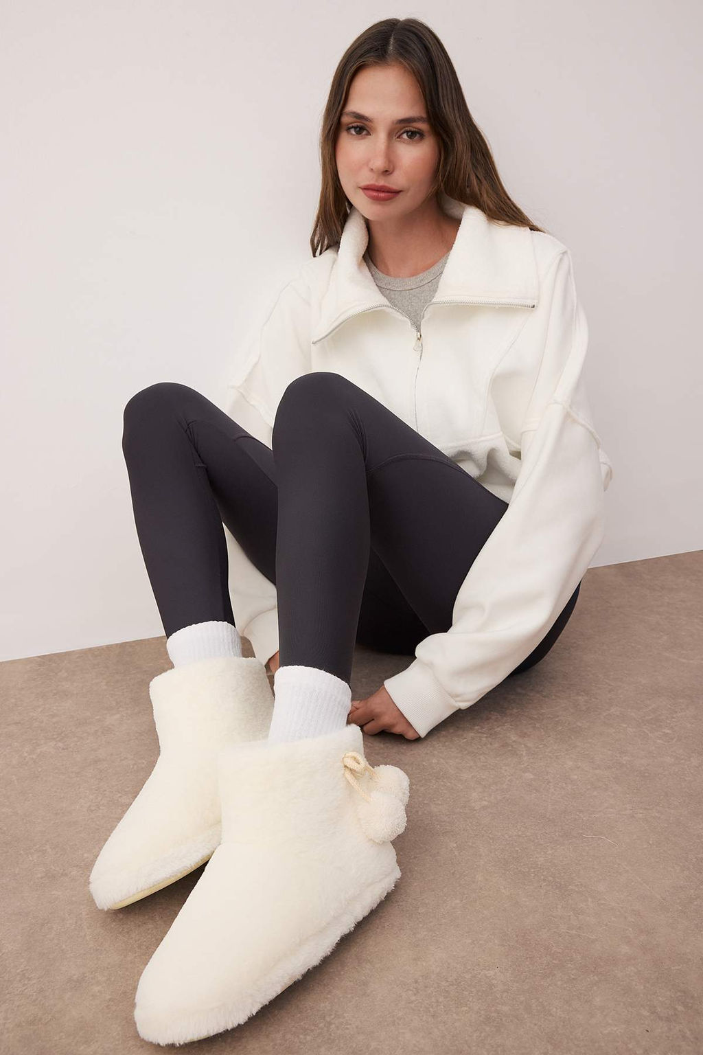 Ekru Ponpon Detayl? Pelus Kad?n Panduf Ev Botu TAKAW26ER00007