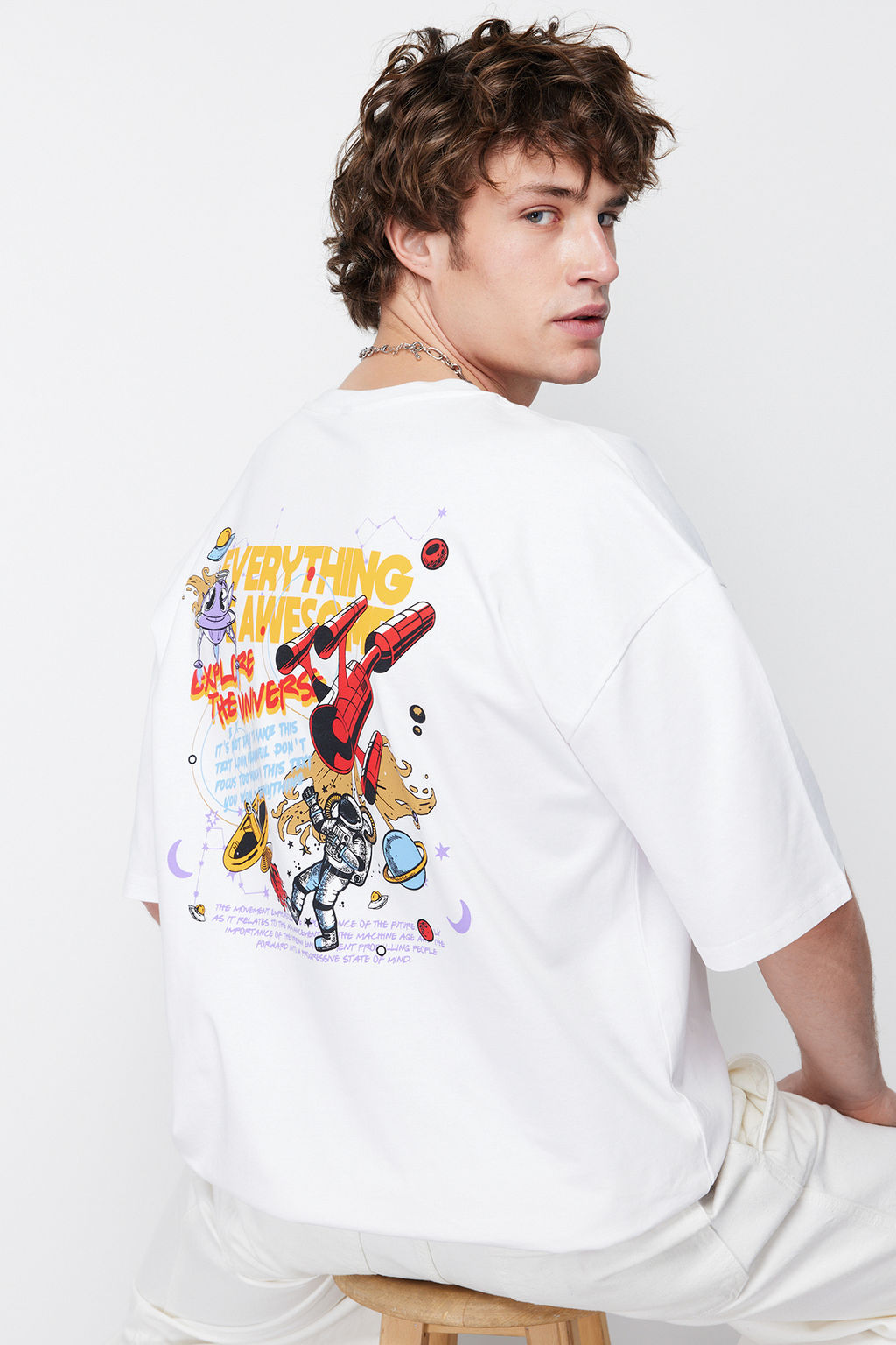TRENDYOL MAN Beyaz Oversize/Genis Kesim Uzay Bask?l? %100 Pamuklu T-Shirt TMNSS24TS00085