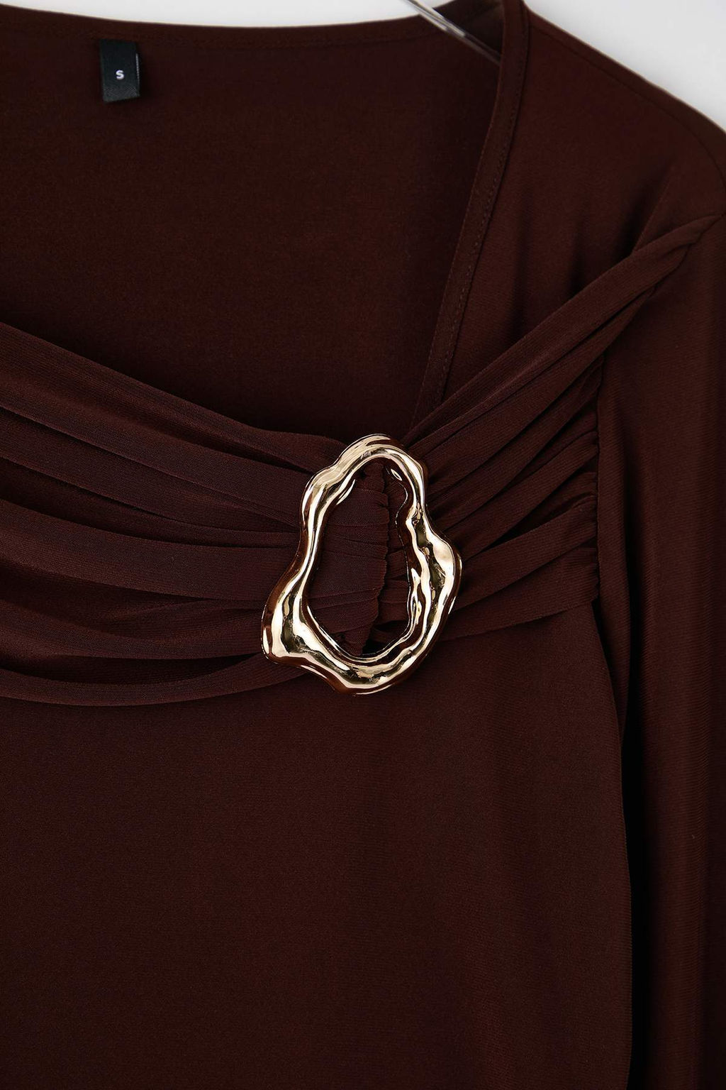 Kahverengi Aksesuar ve Cut Out Detayl? Vucuda Oturan Esnek Orme Bluz TWOAW26BZ00087