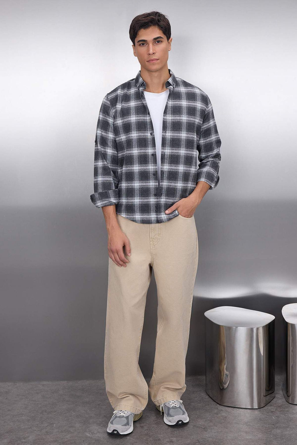 TRENDYOL MAN Gri Slim Fit Dugmeli Yaka Apoletli K?sl?k Oduncu Kareli Gomlek TMNAW22GO0357