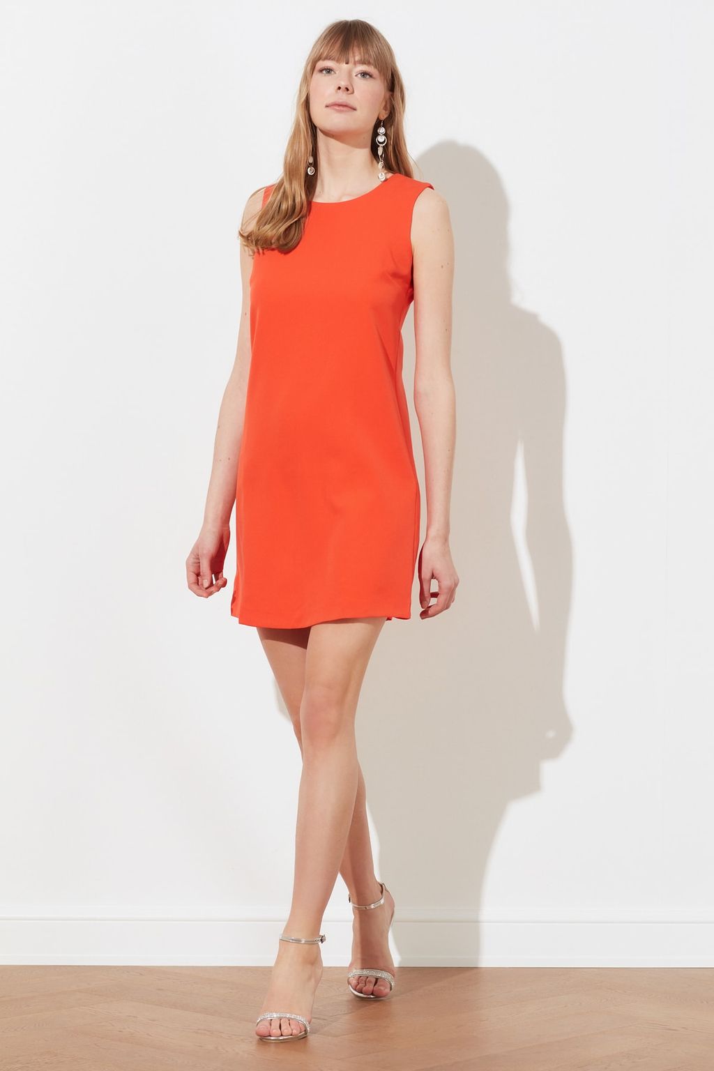 Nar Cicegi Duz Kesim Kolsuz Bisiklet Yaka Mini Dokuma Elbise TWOSS19FG0063