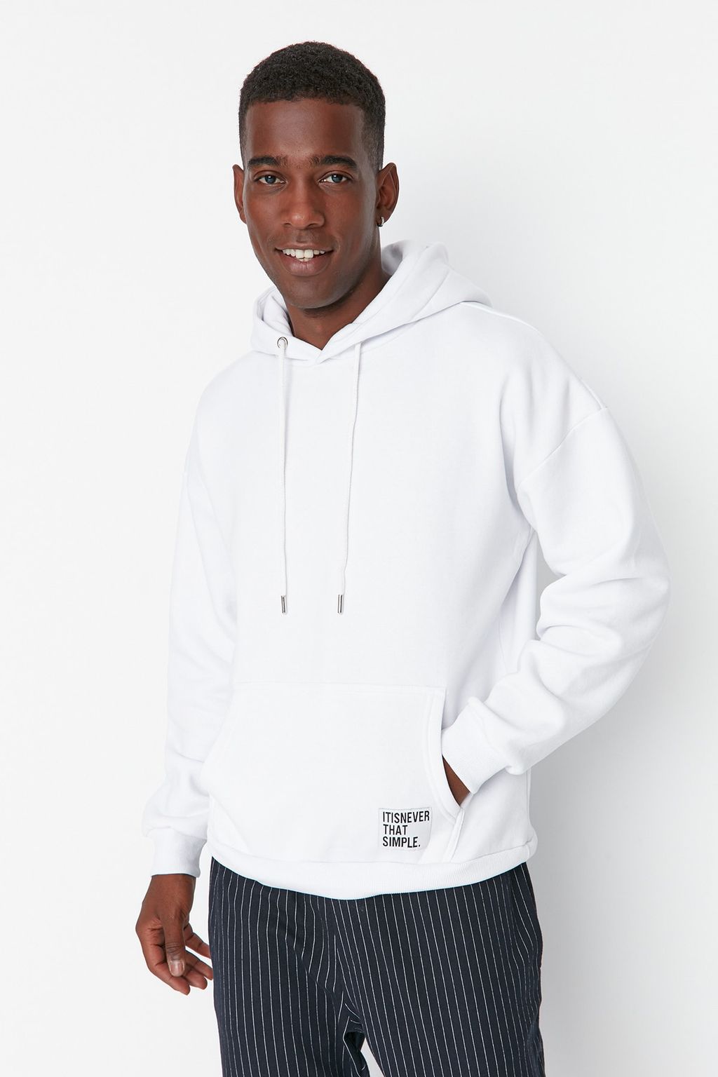 TRENDYOL MAN Beyaz Oversize/Genis Kesim Kapusonlu Etiketli Ici Polar/S?cak Tutan Sweatshirt TMNAW21SW2005