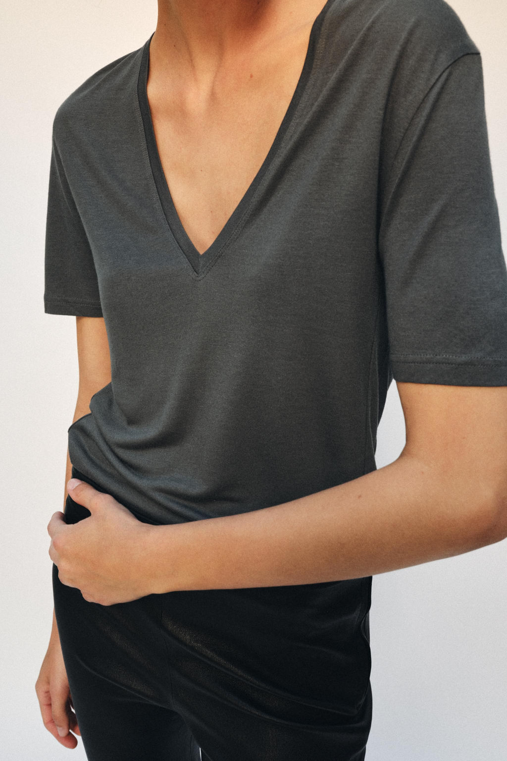CAMISETA ESCOTE PICO FLUIDA / Plomo oscuro