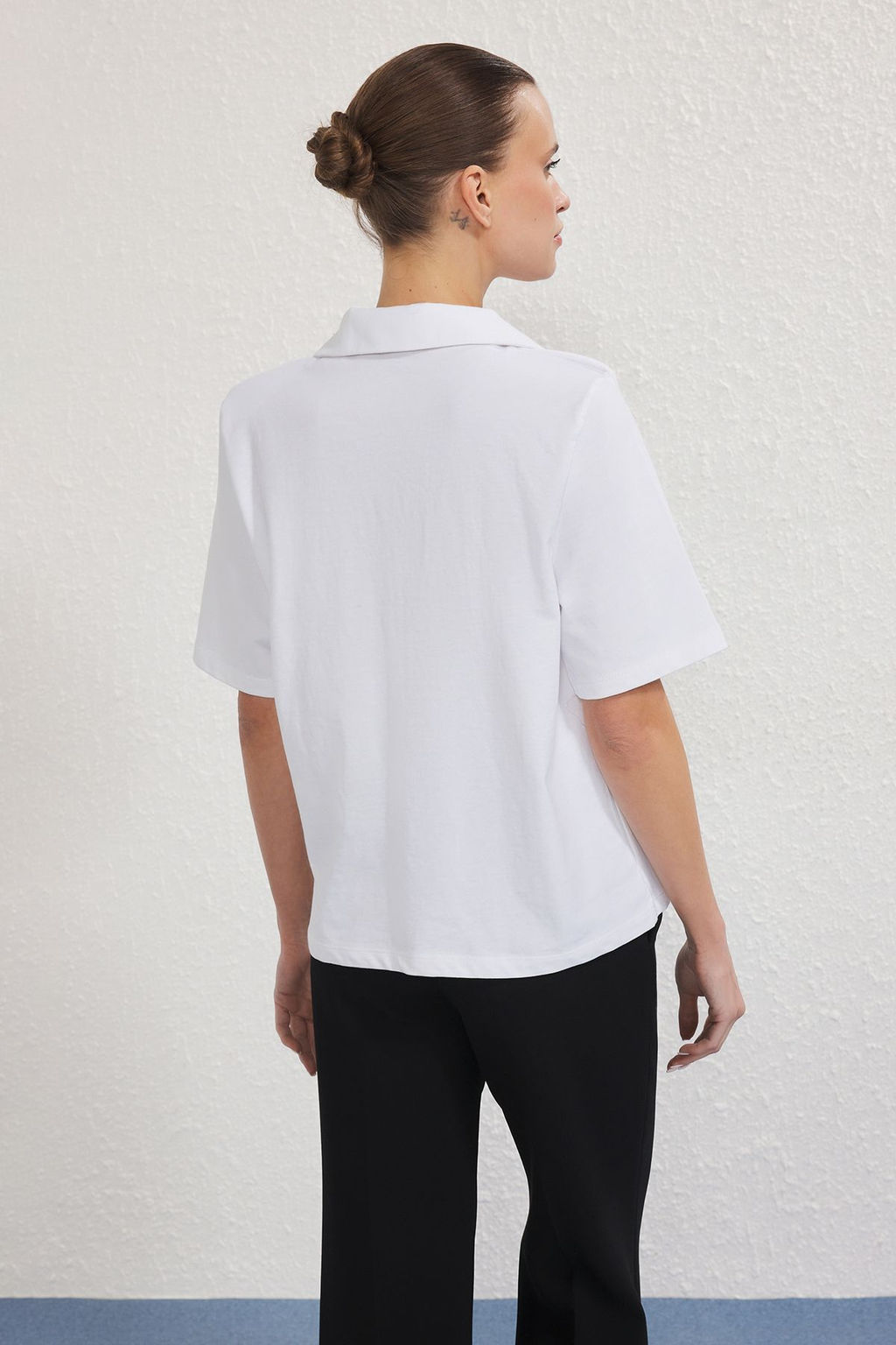 Ekru Kal?n Pamuklu Vatkal? Polo Yaka Regular/Normal Kal?p Orme T-Shirt TWOSS25TS00195