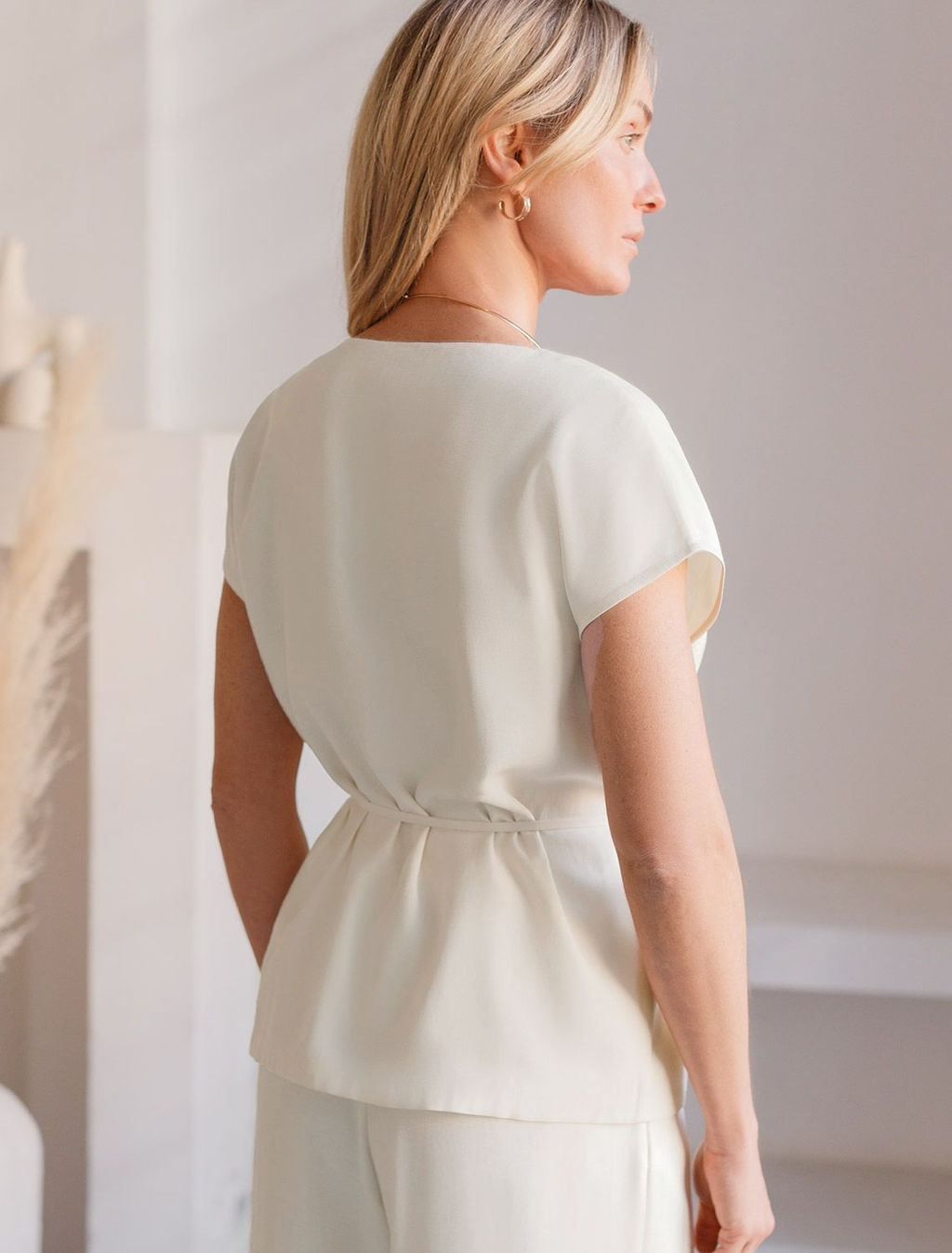 Жилет на запАх с поясом из плотного лиоцелла - Vilatte фото 3