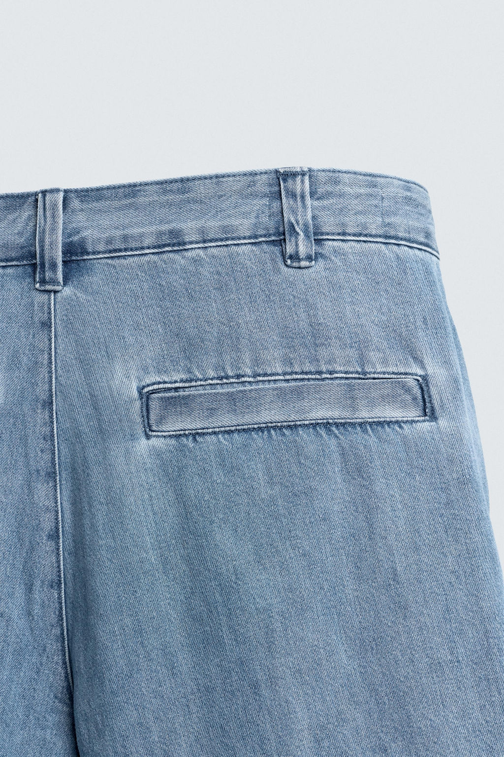 BERMUDA DENIM  RELAXED FIT PLIEGUES / Azul claro