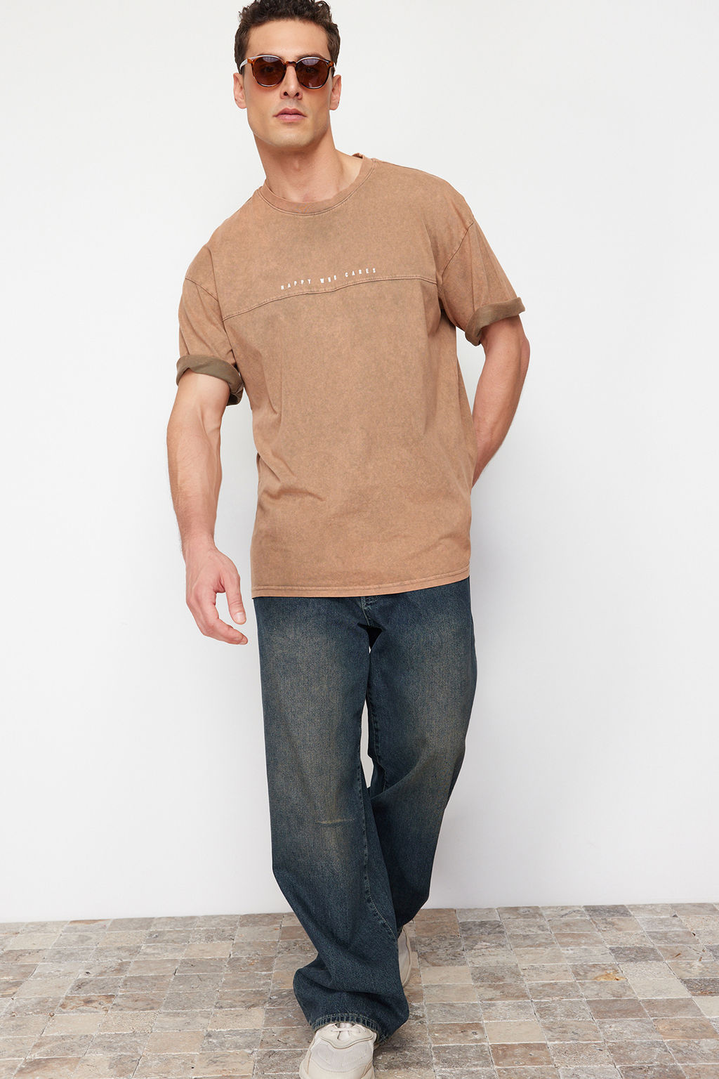TRENDYOL MAN Antrasit Oversize/Genis Kesim Soluk Efektli Yaz? Bask?l? %100 Pamuklu T-Shirt TMNSS23TS00174