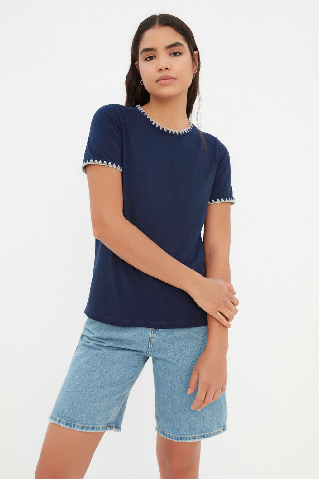 TRENDYOLMILLA Beyaz %100 Pamuk Kontrast Dikis Detayl? Basic Bisiklet Yaka Orme T-Shirt TWOSS19AD0085