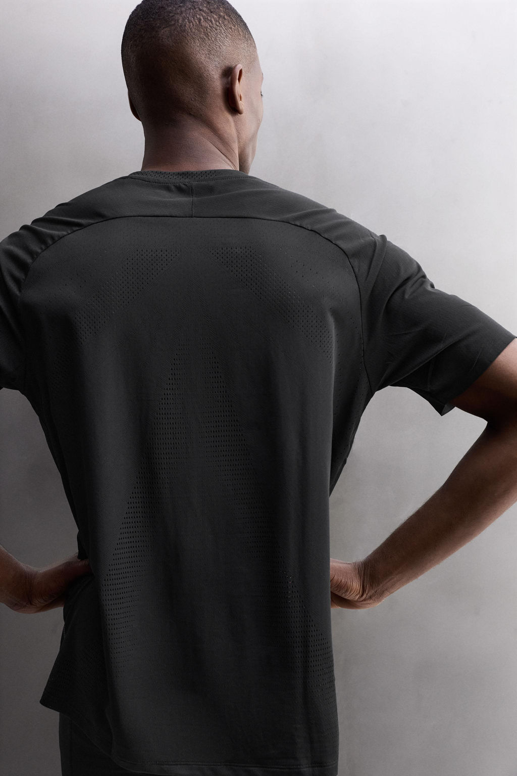 PERFORATED TECHNICAL T-SHIRT - Zara фото 7