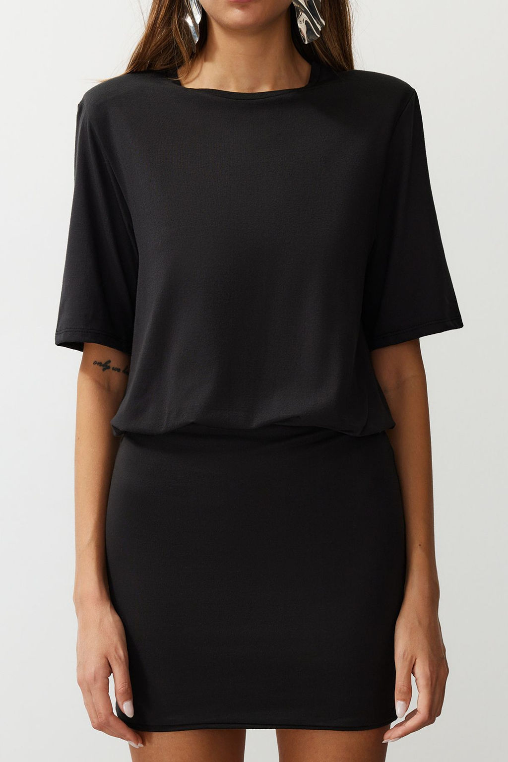 TRENDYOLMILLA Beyaz Duz Yumusak Kumasl? Fitted/Vucuda Oturan K?sa Kollu Esnek Orme Elbise TWOSS24EL00756 фото 13