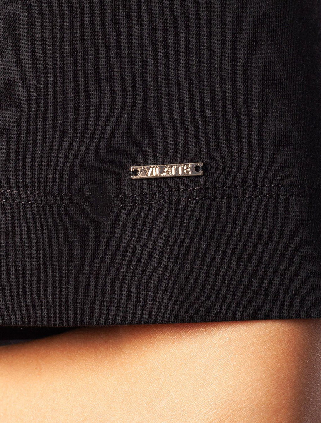 D49.978 Футболка женская черный_own your magic