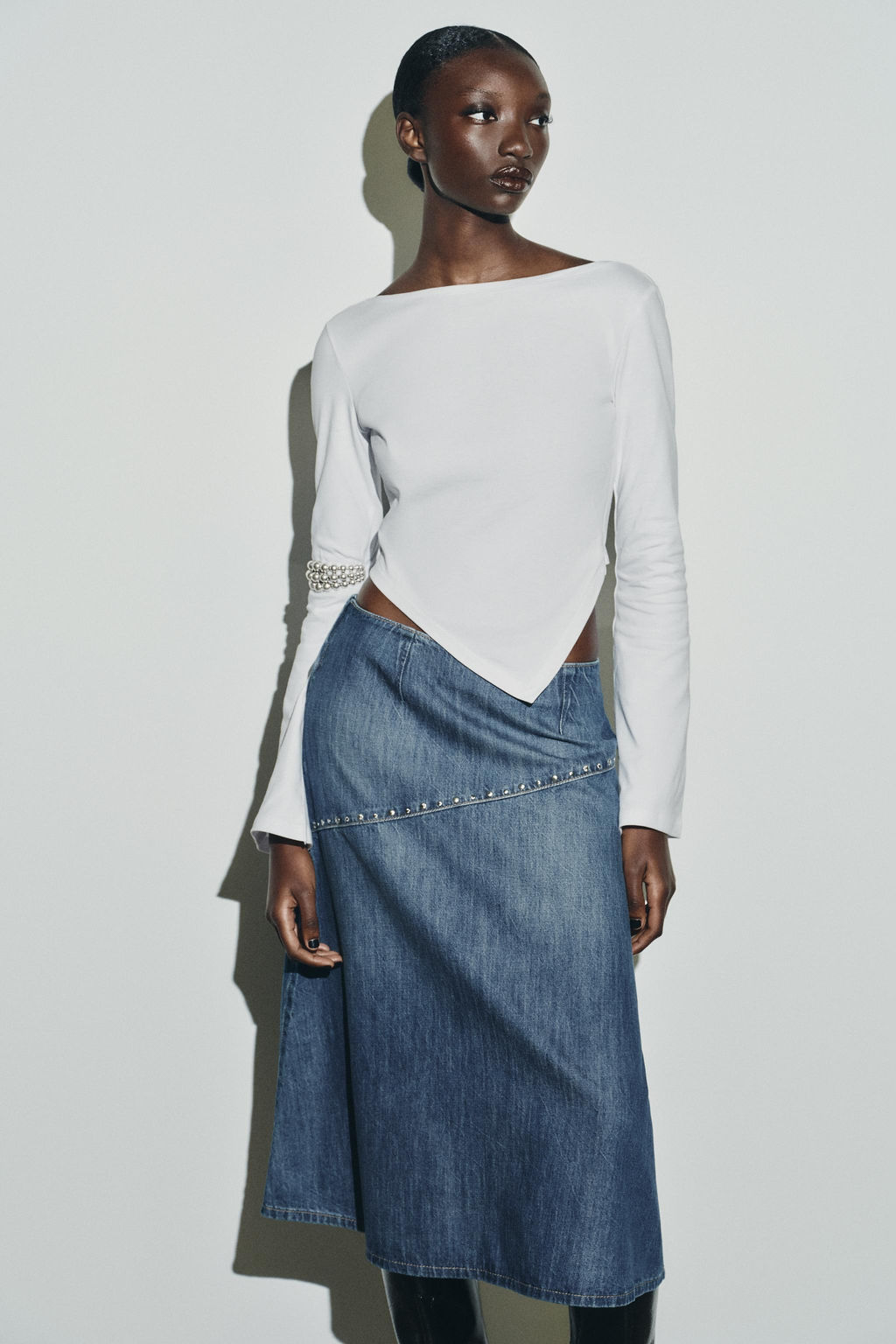 ASYMMETRIC BOAT NECK T-SHIRT - Zara фото 2