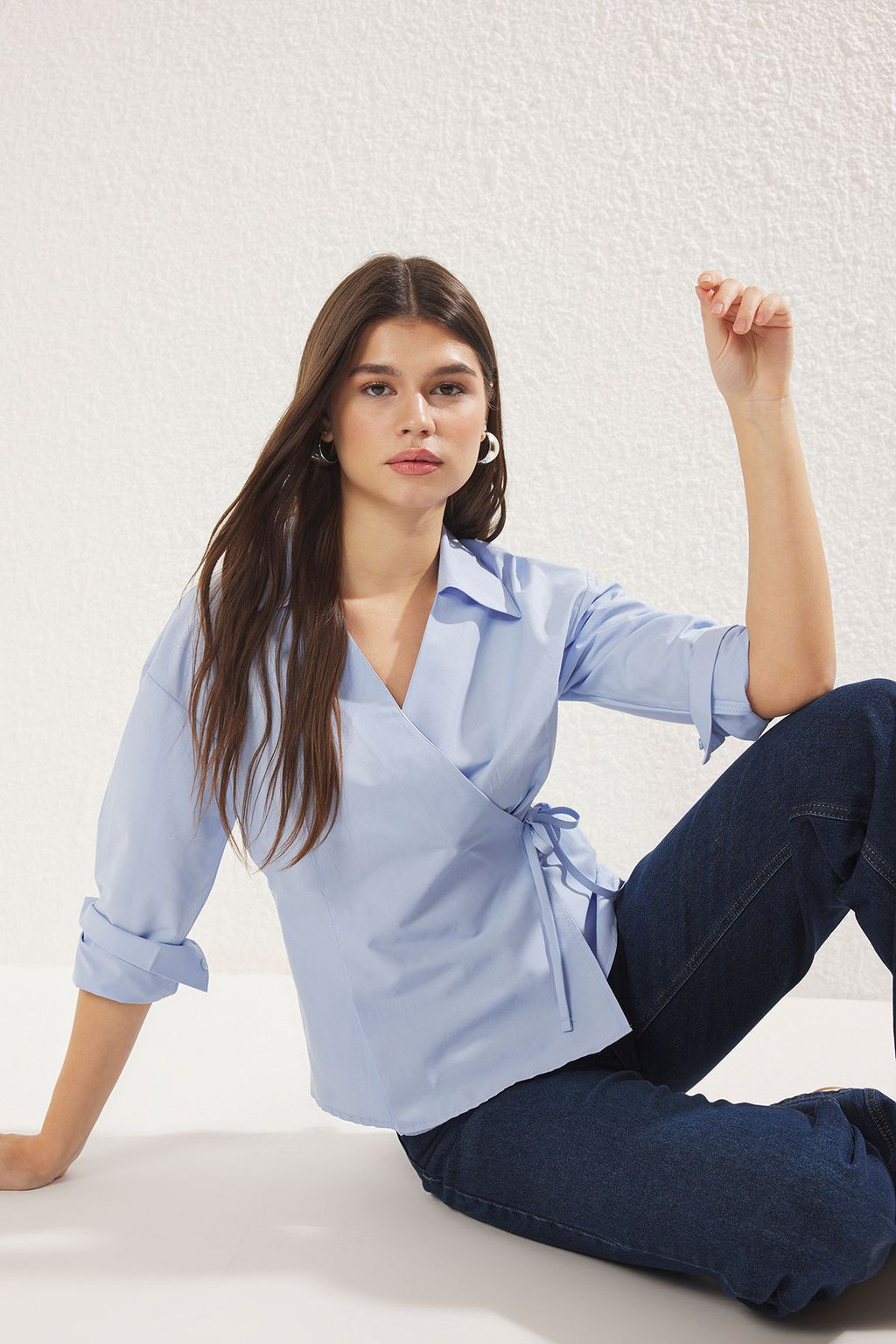 TRENDYOLMILLA Mavi Kruvaze Kapama Baglama Detayl? Regular Normal Kal?p Dokuma Gomlek TWOSS25GO00029  фото 2