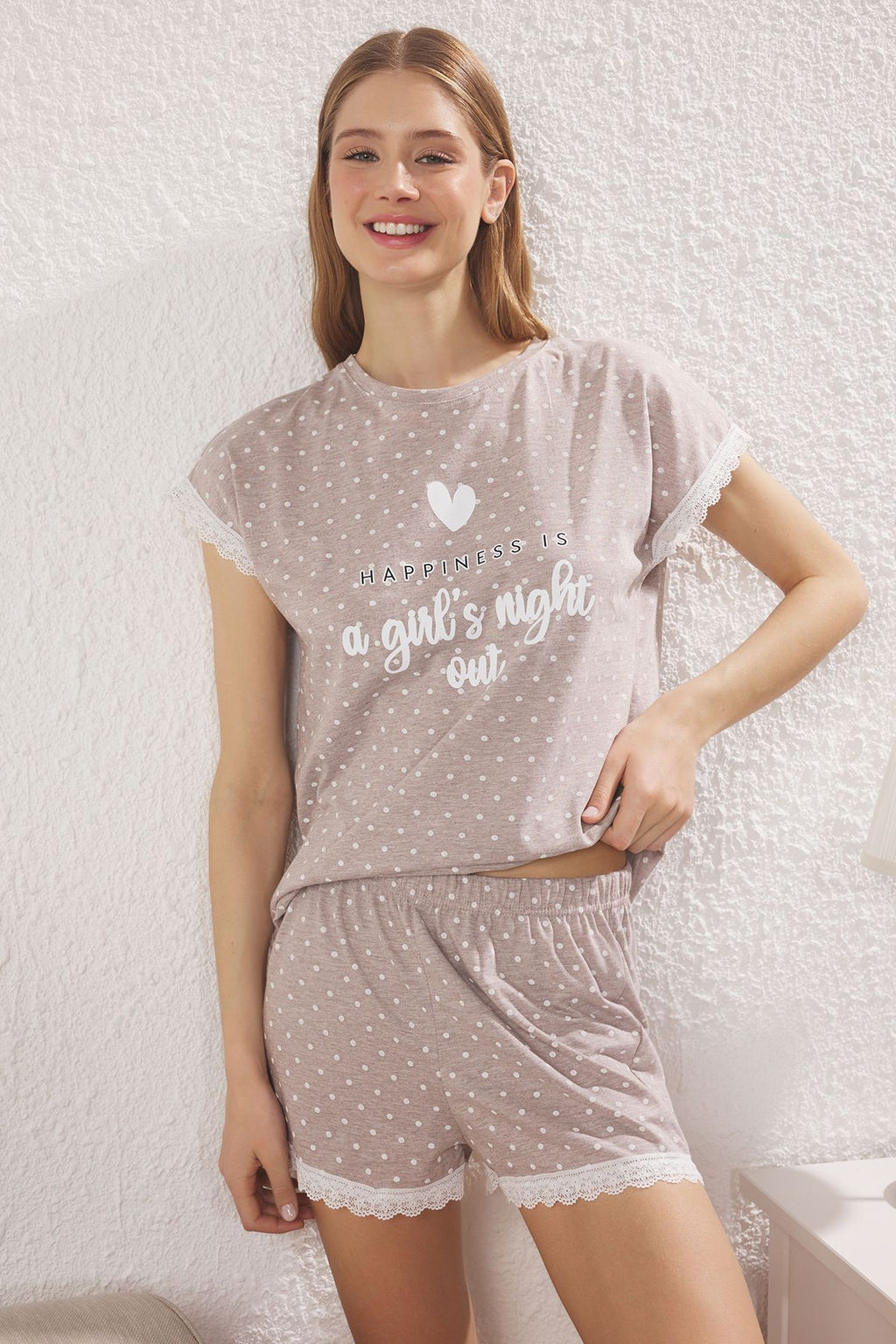 Trendyolmilla Bej %100 Pamuklu Puantiyeli ve Sloganl? Dantel Detayl? Sortlu Orme Pijama Tak?m? THMSS25PT00398  фото 2