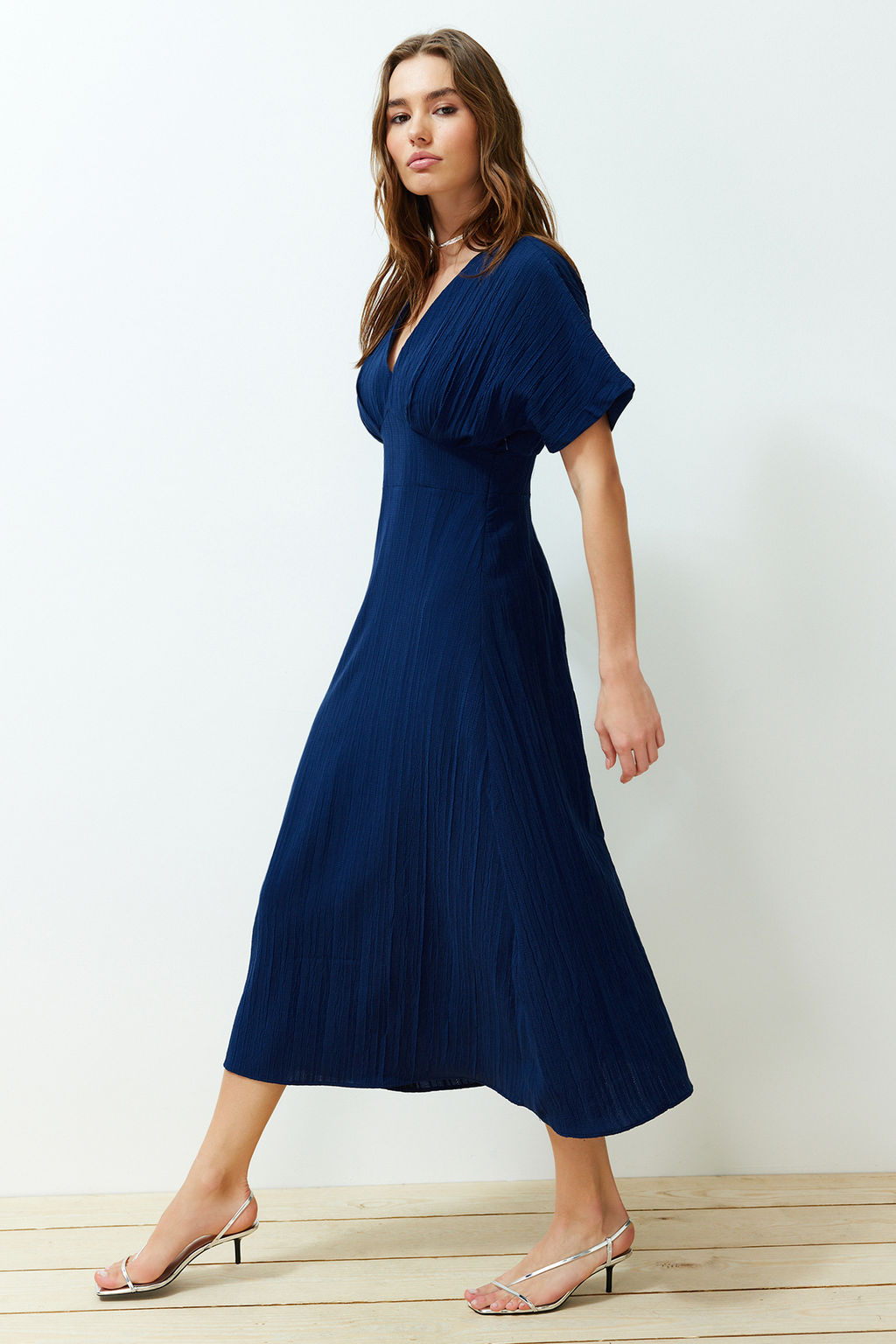 TRENDYOLMILLA Lacivert A Kesim Korsaj Detayl? V Yaka Maxi Dokuma Elbise TWOSS24EL00620 фото 7