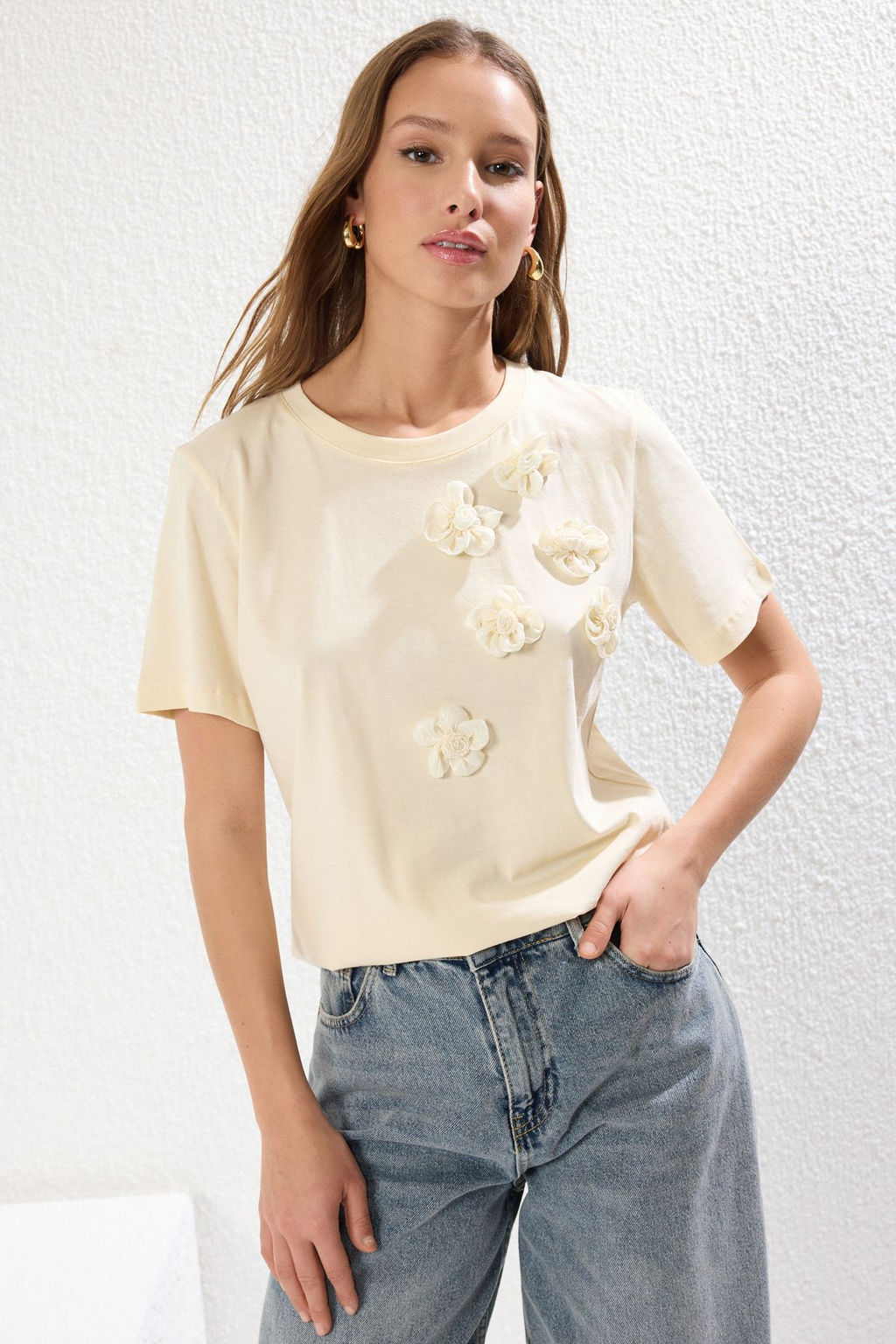Trendyolmilla Ac?k Tas %100 Pamuk Aksesuar Cicek Detayl? Regular/Normal Kal?p Orme T-Shirt TWOSS25TS00026