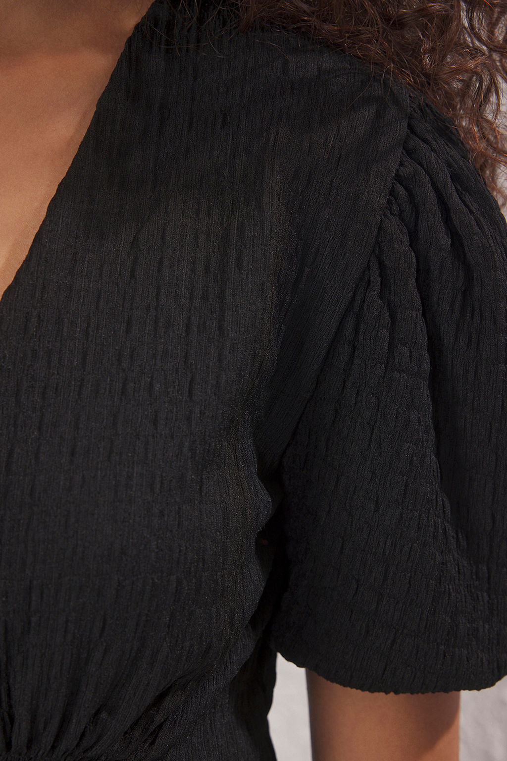 Siyah Dokulu V Yaka Kruvaze Kapamal? Balon Kol Crop Orme Bluz TWOSS25BZ00542 - Trendyolmilla фото 3