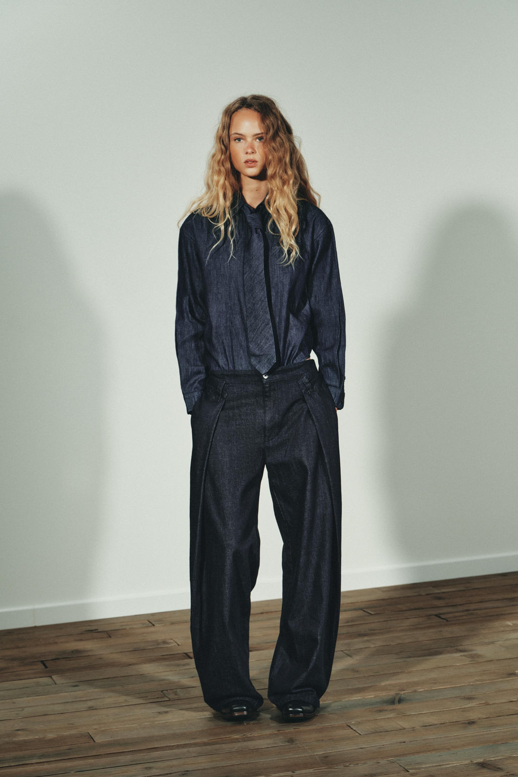 PLEATED DENIM-EFFECT TROUSERS