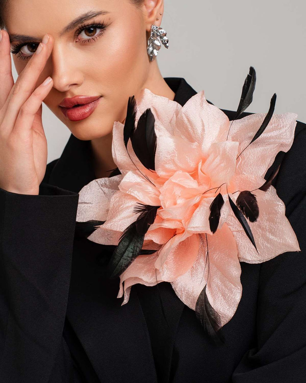 Брошь цветок искуcственный шёлк/Натуральные перья