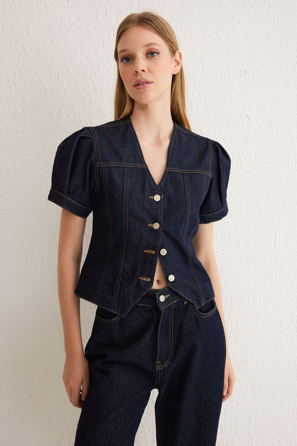 Trendyolmilla Koyu Mavi K?sa Balon Kollu V Yaka Denim Bluz TWOSS25BZ00000