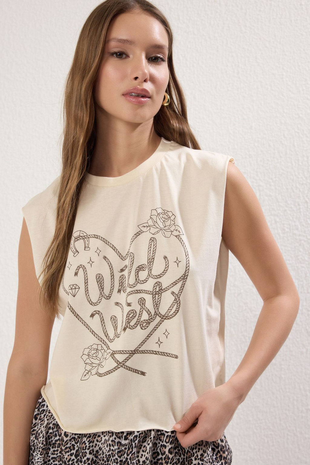 Tas %100 Pamuk Bask?l? Kolsuz Relaxed/Rahat Kal?p Crop Bisiklet Yaka Orme T-Shirt TWOSS23TS00122