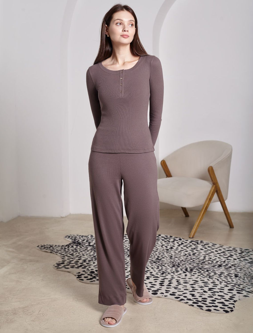 Прямые брюки с поясом на резинке из фактурного трикотажа в рубчик - Vilatte фото 4