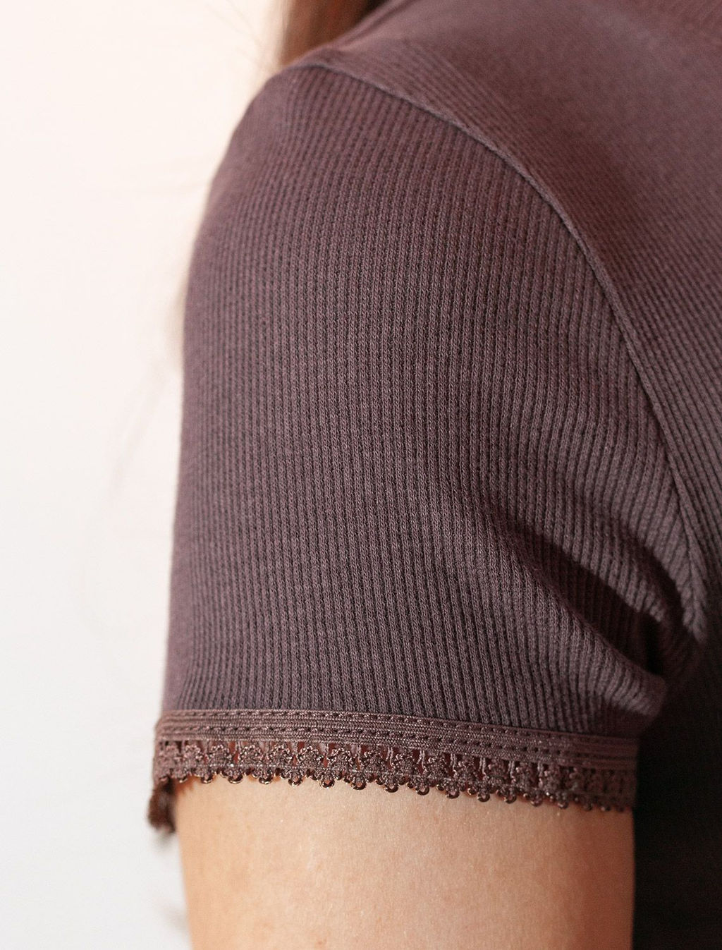 Футболка с круглым вырезом из фактурного трикотажа в рубчик