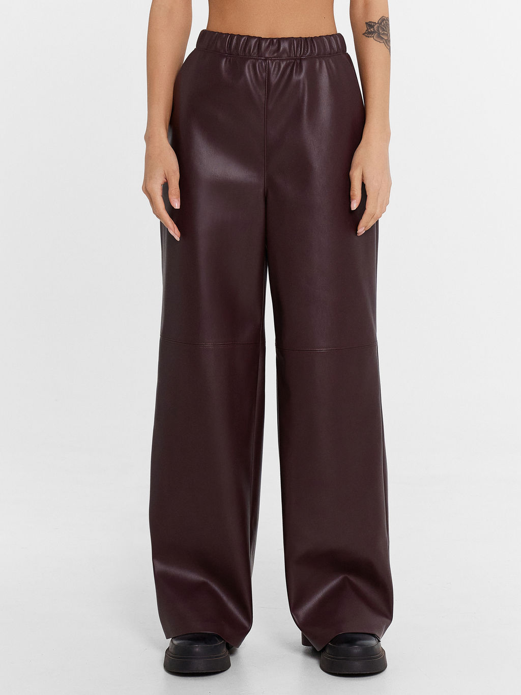 Брюки женские винно-красные из экокожи