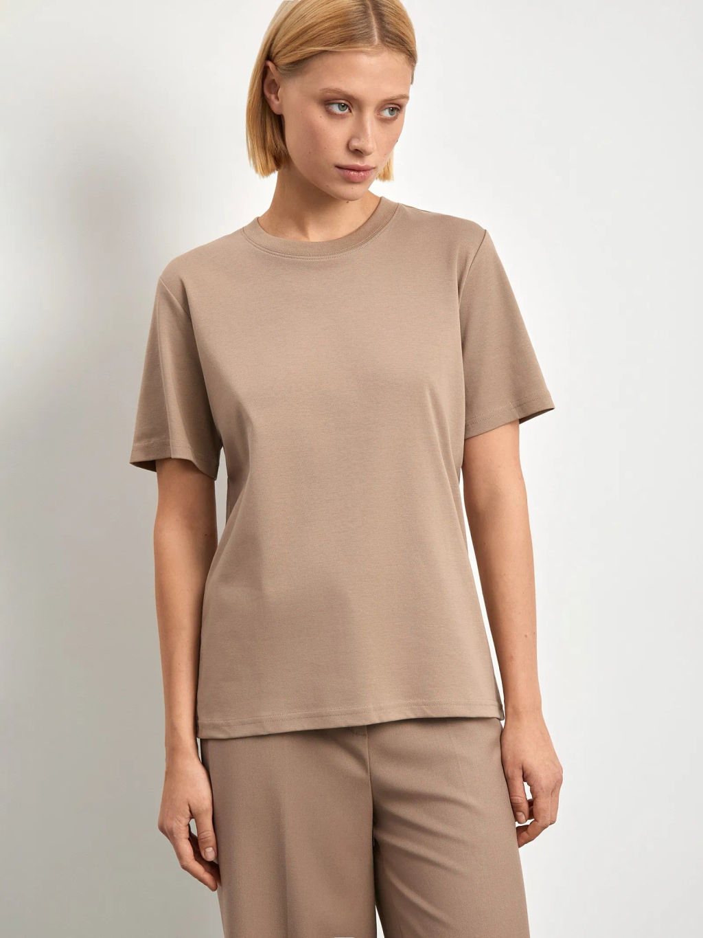 Стильная базовая футболка в цвете мокко - Emka фото 4
