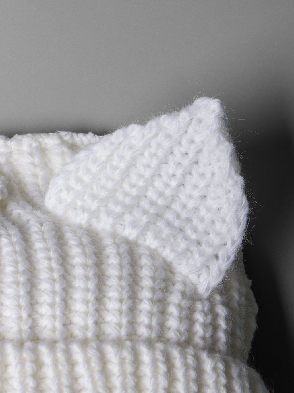 Шапка вязаная подростковая для девочки, с отворотом, кошачьи ушки, нашивка BITTERLY LOVE, молочный