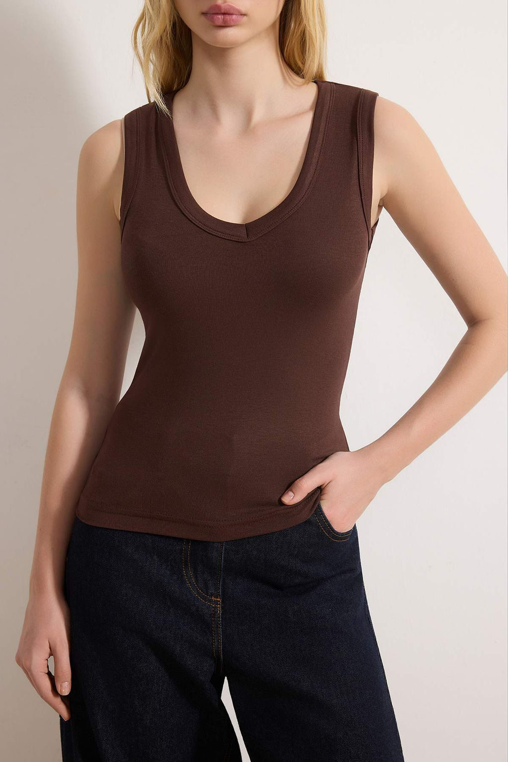 Koyu Kahverengi Fitted/Vucuda Oturan Kolsuz Esnek Orme Atlet TWOSS25AL00022