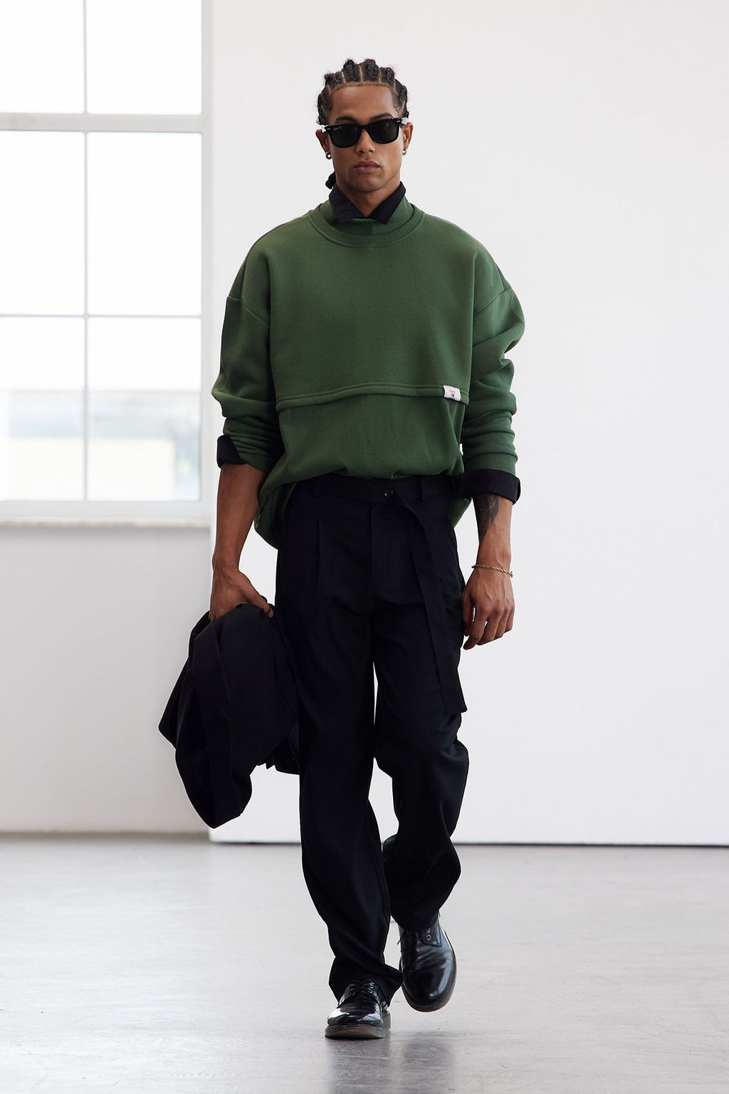 TRENDYOL MAN Limited Edition Tas Oversize/Genis Kesim Etiketli Ici Polar/S?cak Tutan Sweatshirt TMNAW24SW00228