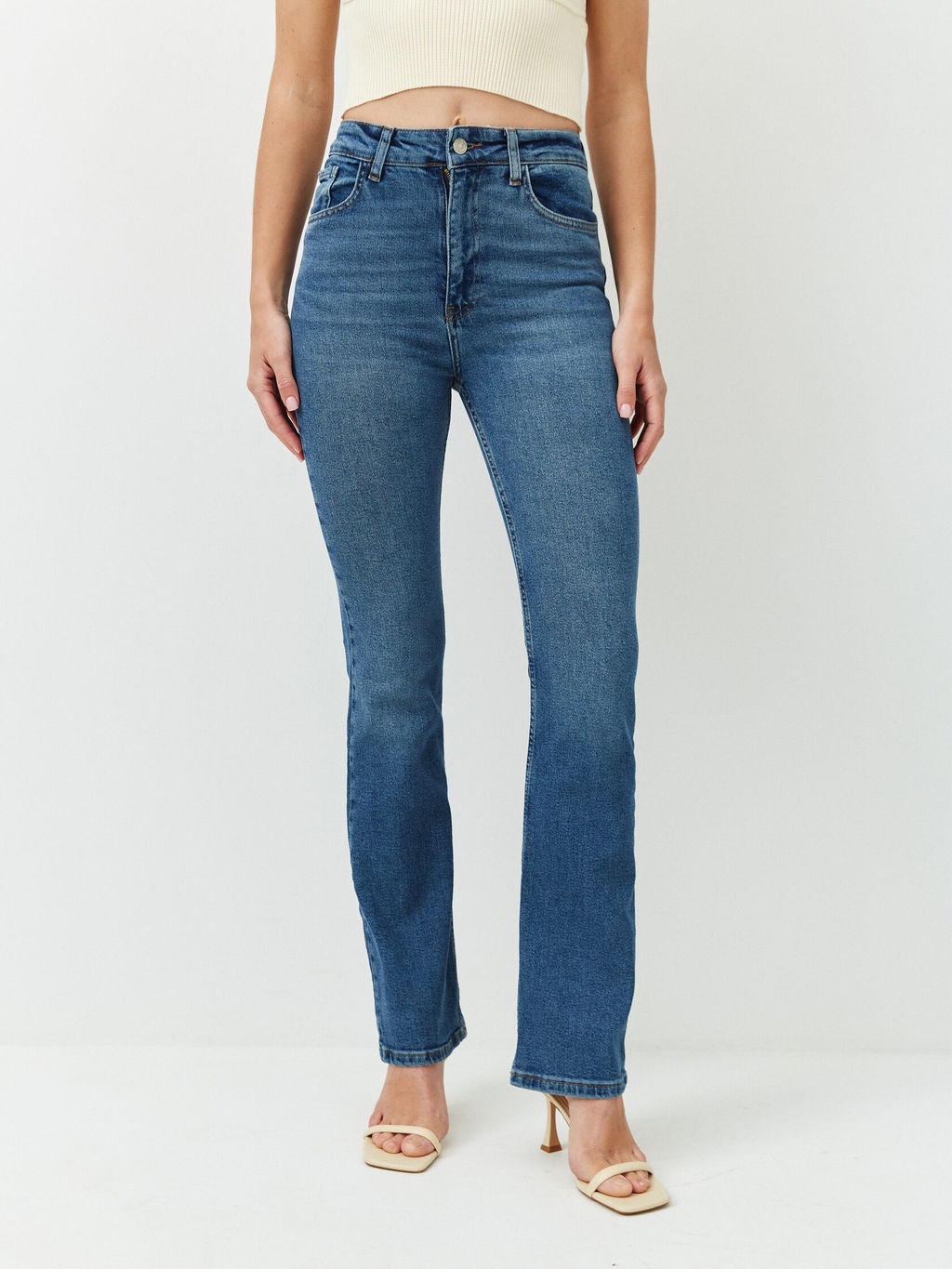 Прямые джинсы с высокой посадкой