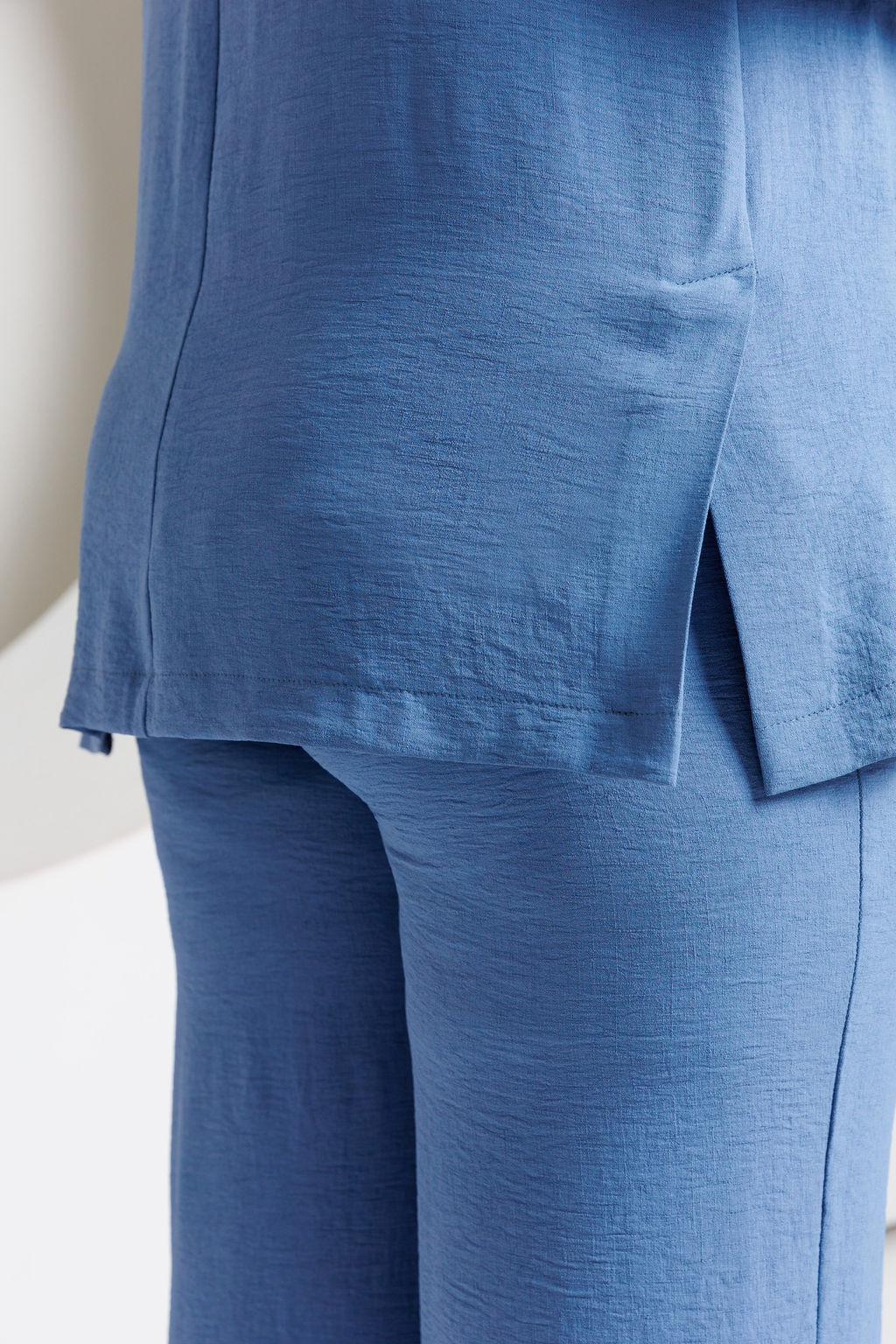 Жакет из плотной шелковистой ткани с жатой фактурой.