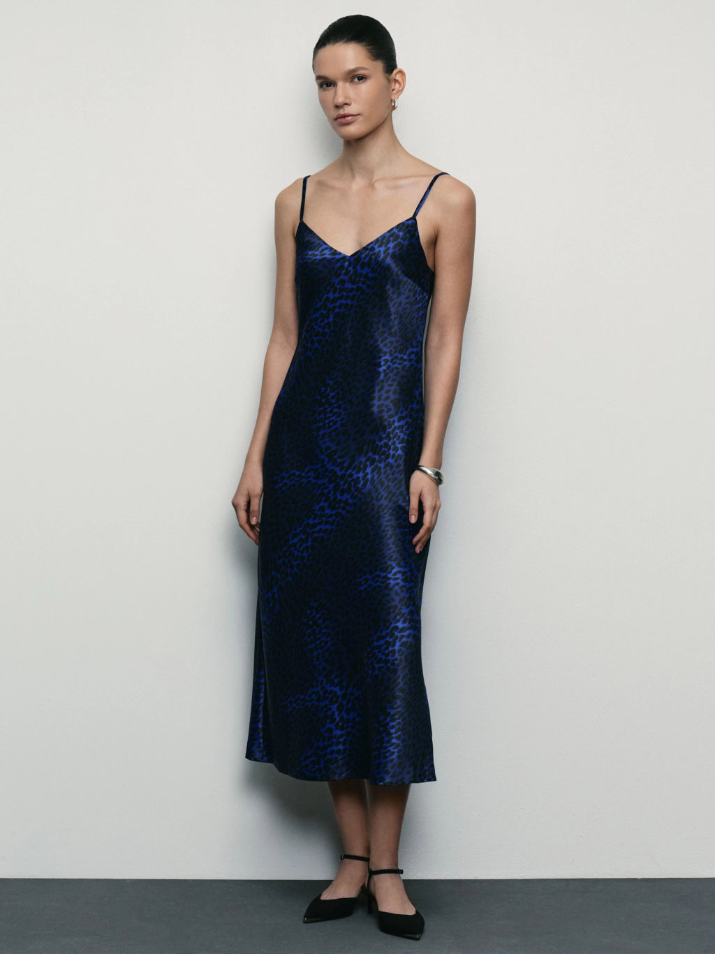 Атласное платье миди на бретелях / Zarina  фото 6