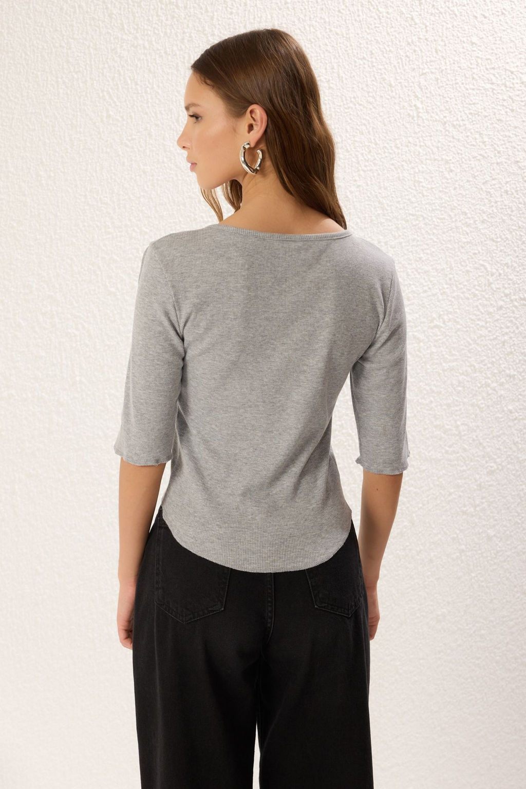 Trendyolmilla Siyah Fitted/Vucuda Oturan Havuz Yaka C?tc?tl? Fitilli Esnek Orme Bluz TWOSS25BZ00007  фото 5