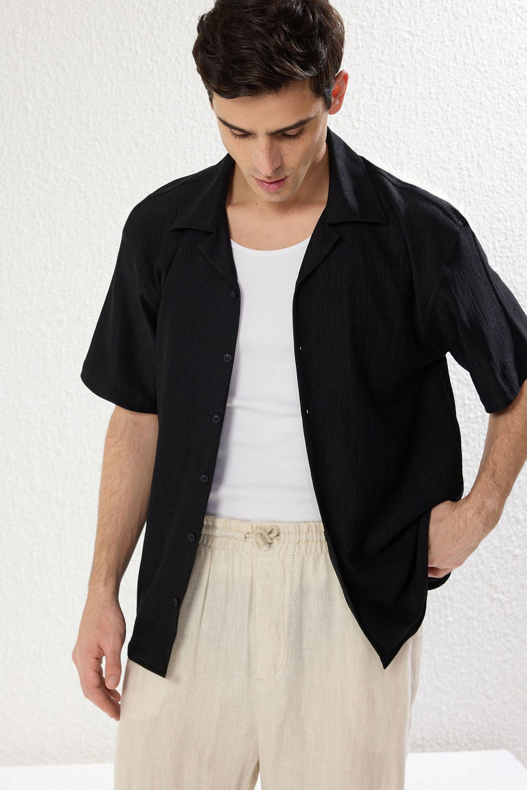 TRENDYOL MAN Siyah Oversize Dokulu Esnek Rahat Orme Kumas Gomlek TMNSS25GO00006