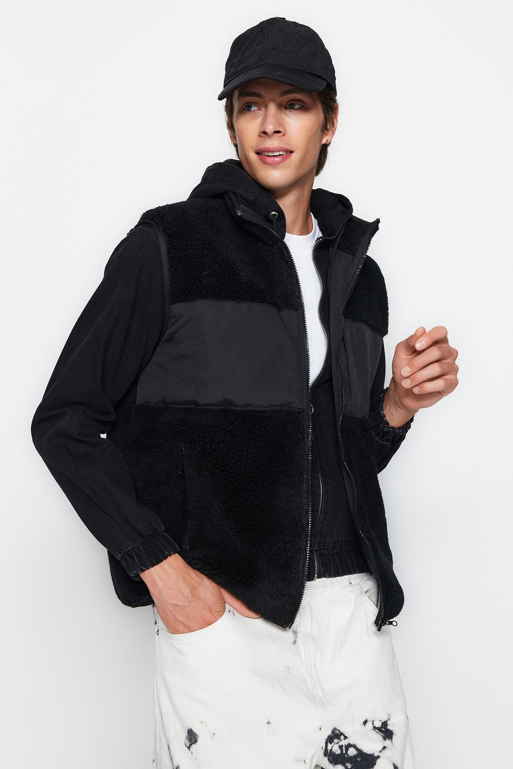 Trendyolmilla Man Siyah Regular Fit Dik Yaka Kumas Bloklu Pelus K?sl?k Yelek TMNAW24YE00000