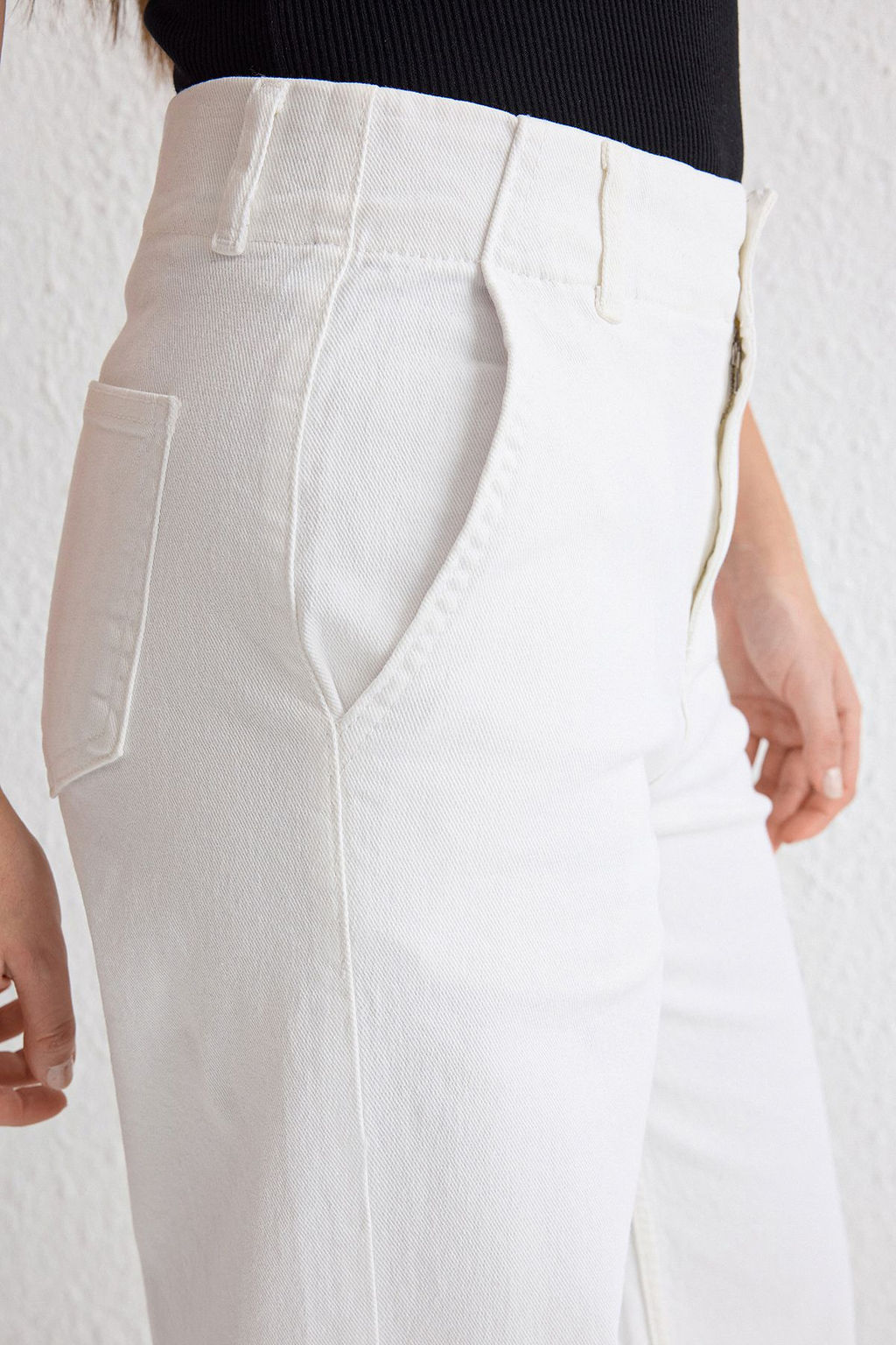 TRENDYOLMILLA Beyaz Dugme Detayl? Yuksek Bel Wide Leg Jeans TWOSS25JE00183  фото 4
