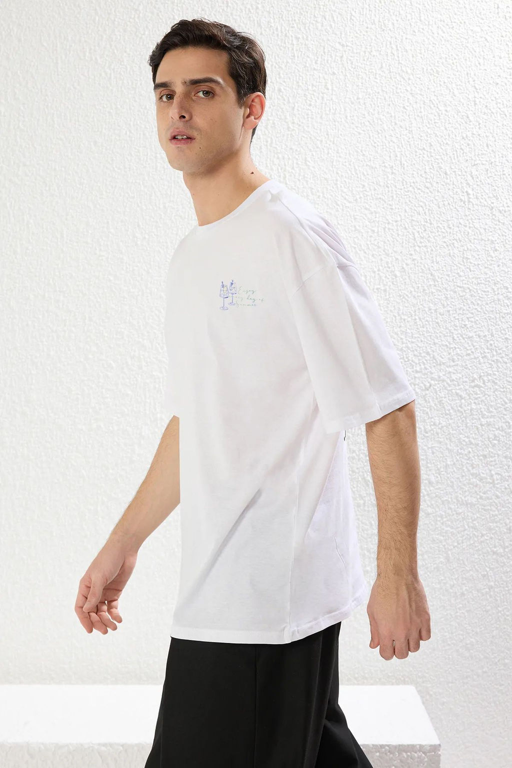 TRENDYOL MAN Beyaz Oversize/Genis Kesim S?rt Bask?l? %100 Pamuk Tok Kumas T-shirt TMNSS25TS00046 - Trendyolmilla фото 2