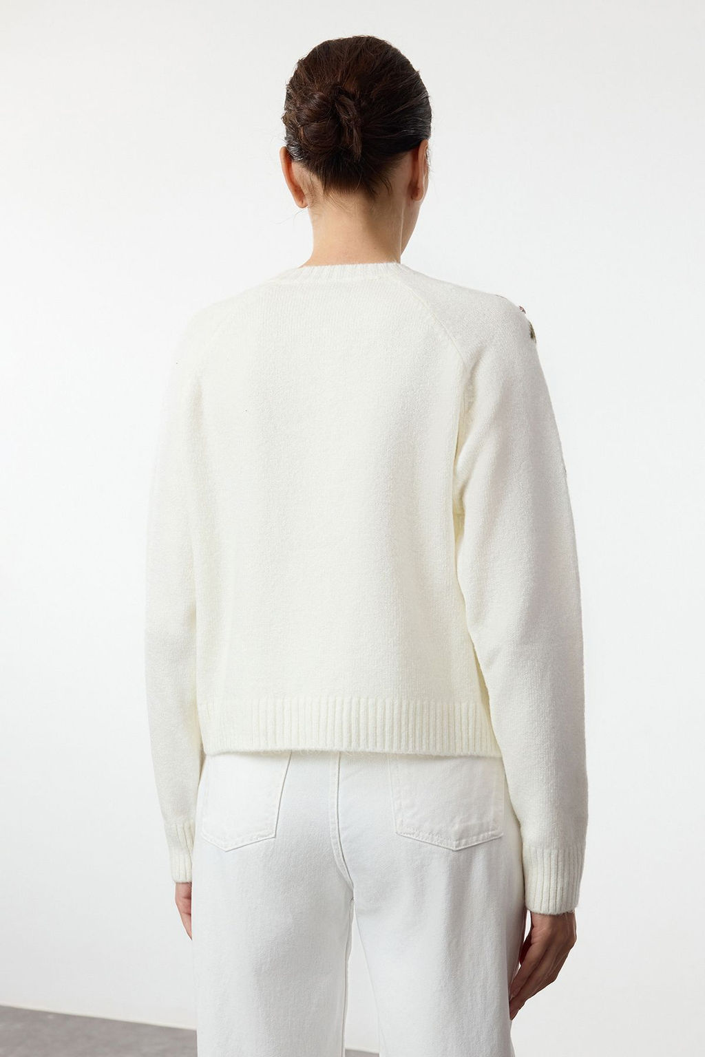TRENDYOLMILLA Ekru Y?lbas? Temal? Yumusak Dokulu Dugme Detayl? Tas Islemeli Triko H?rka TWOAW25HI00343  фото 5
