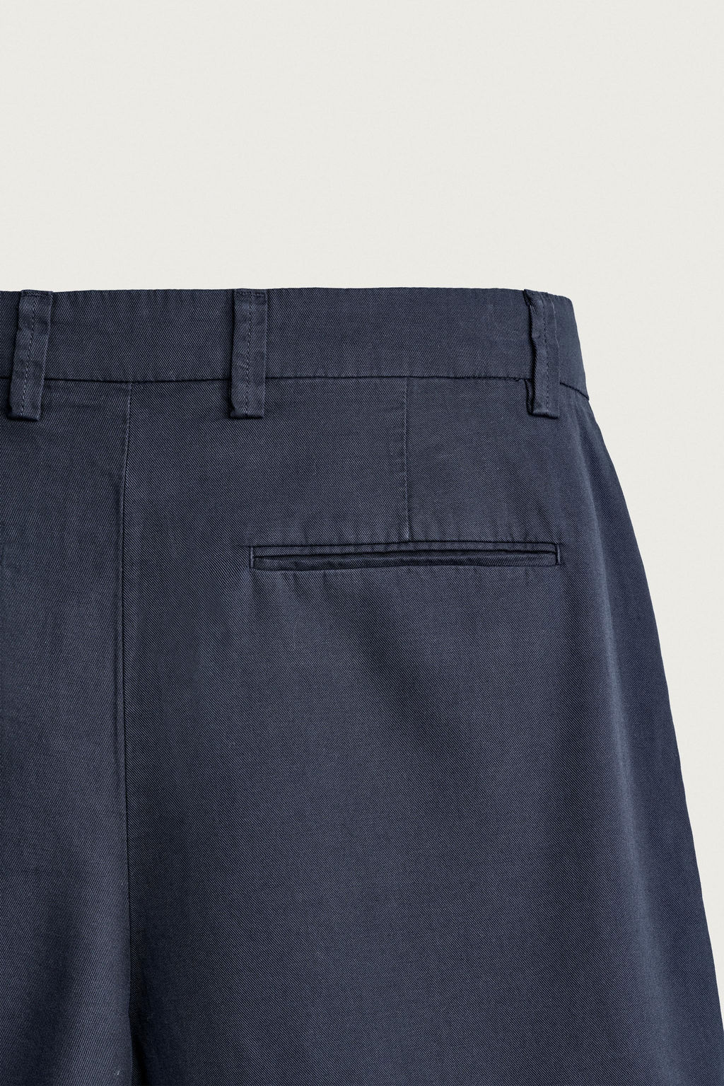 BERMUDA PLIEGUES REGULAR FIT / Marino