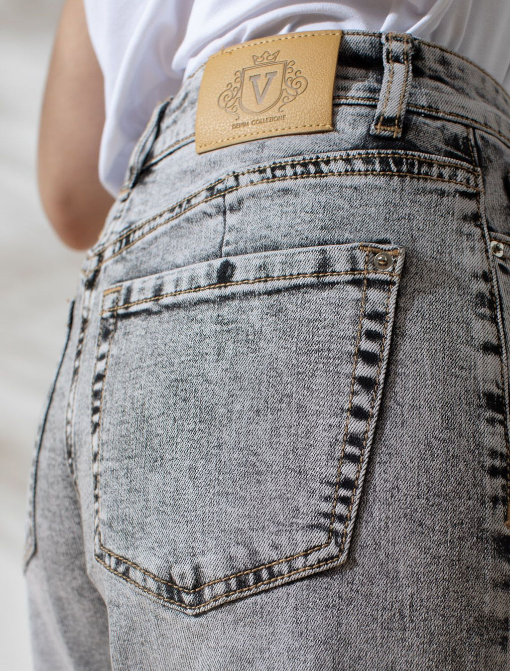 Джинсы трубы с декоративной стиркой из эластичного облегченного денима - Vilatte фото 3