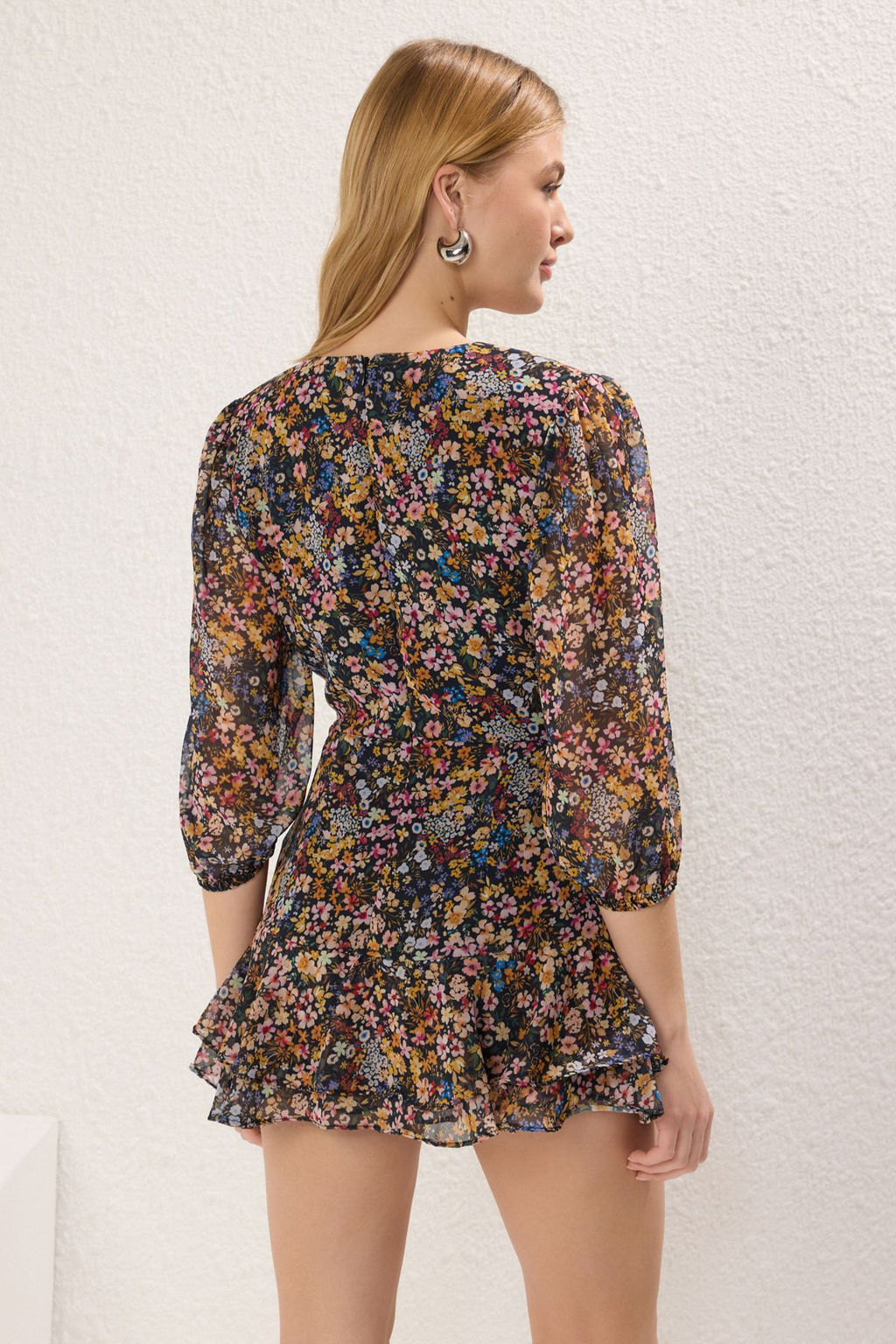 TRENDYOLMILLA Cok Renkli Cicek Desenli Cut Out Detayl? Mini Astarl? Sifon Dokuma Tulum TWOSS23TU00113  фото 4