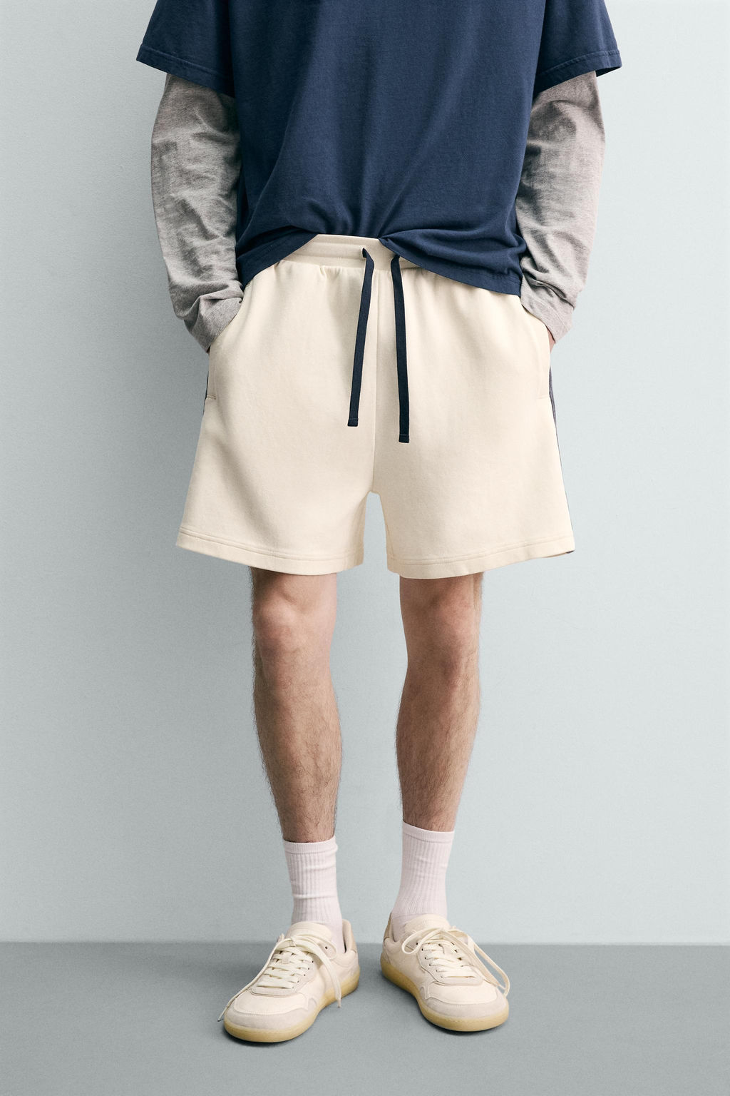 BERMUDA JOGGER BANDAS CONTRASTE / Blanco roto