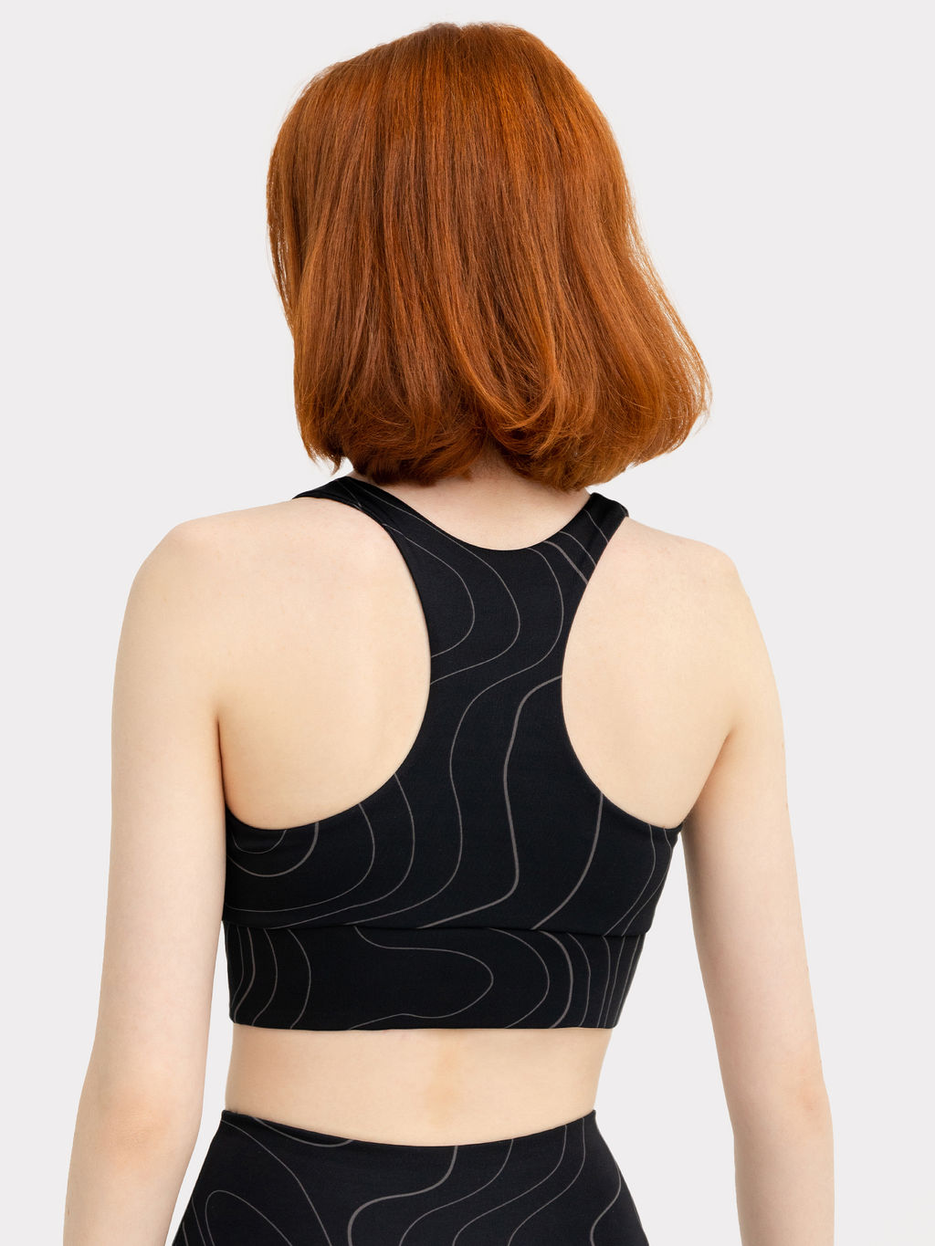 Топ женский спортивный в черном цвете с оригинальным принтом